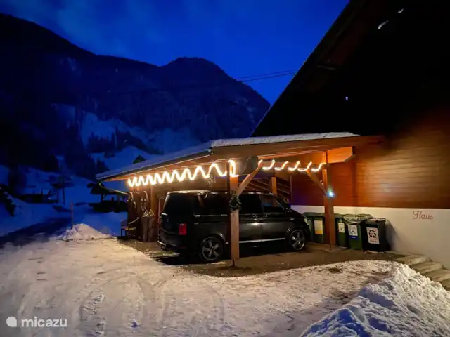 Chalet Murmel huren in Oostenrijk, Karinthië, Grosskirchheim - vakantiehuis De carport, geschikt voor 3 auto's met laadstation.