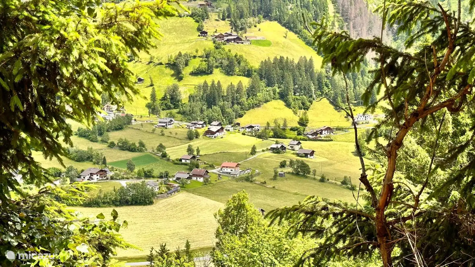 Nuestra casa, vista desde la cascada de Gartl