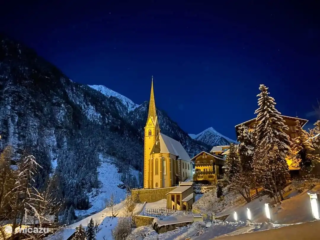 La famosa iglesia de Heiligenblut con el Grossglockner al fondo