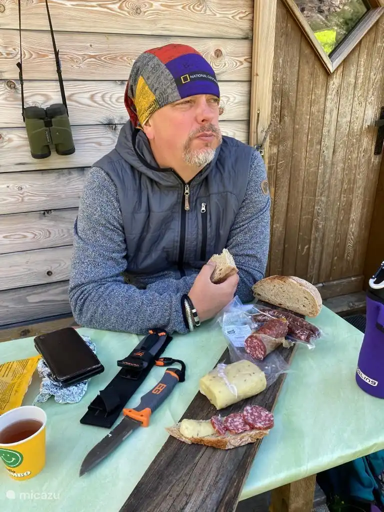Disfruta de una buena comida durante una encantadora caminata por la montaña