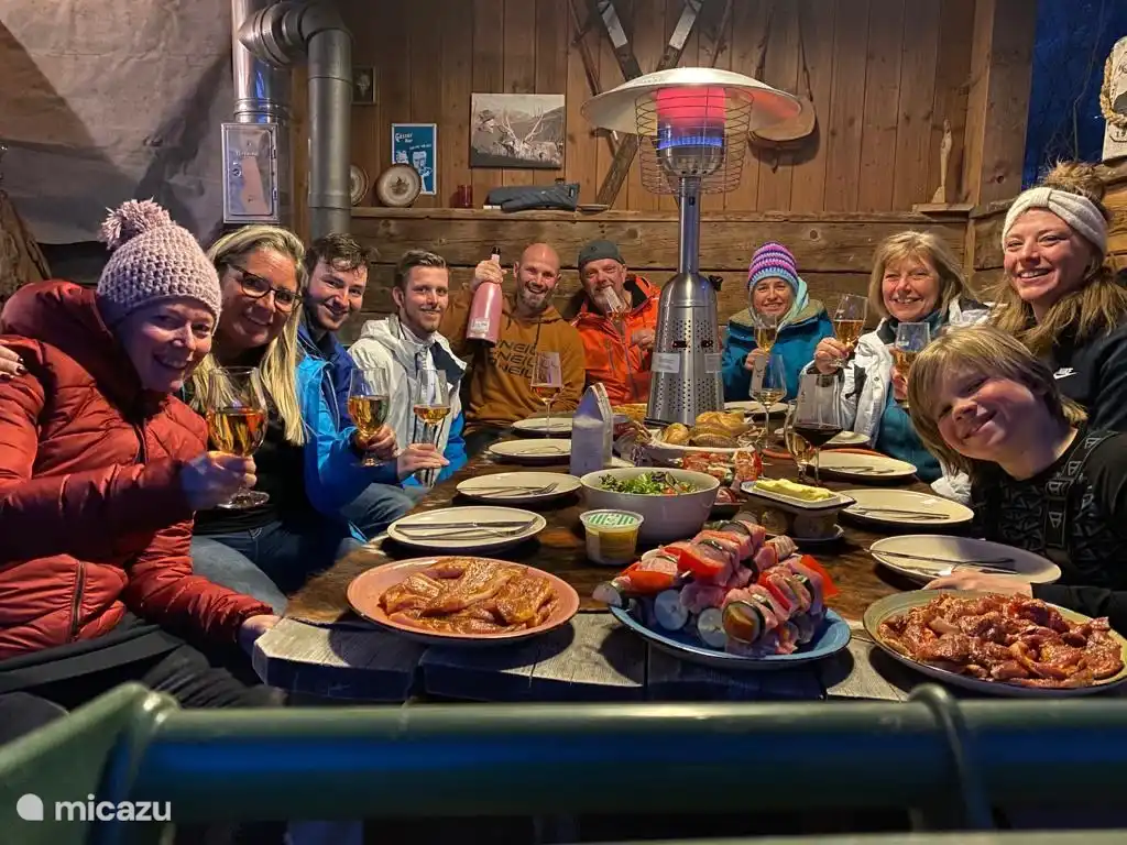 Deliciosa barbacoa de invierno con amigos