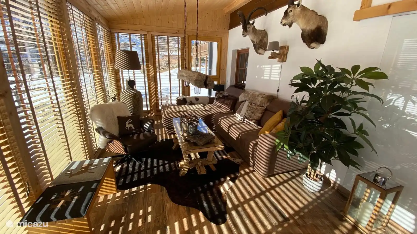 El Wintergarten es nuestro lugar favorito en Chalet Murmel. Relájese con una copa de vino y un libro, con la gran vista a su alrededor.