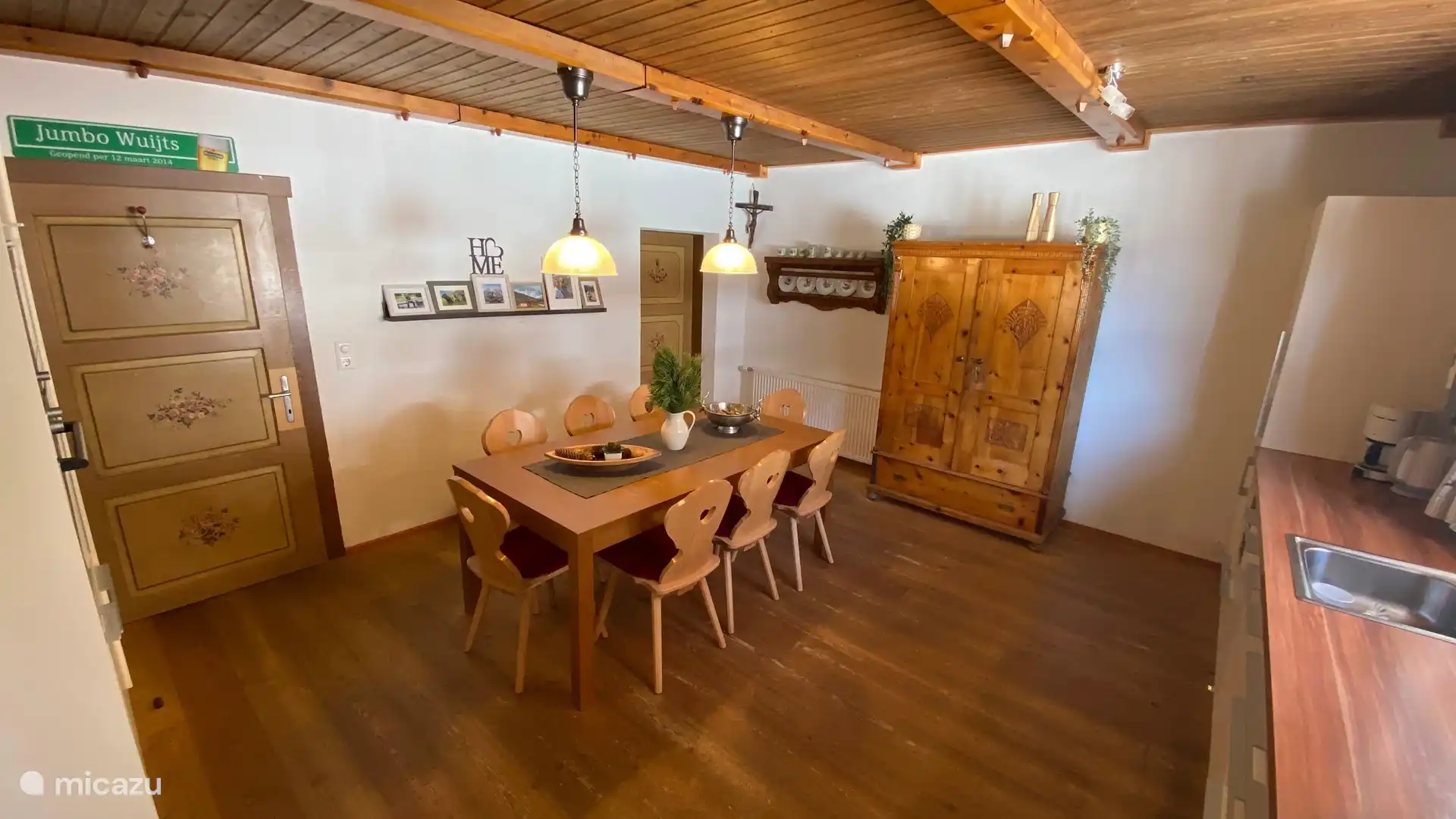 La gran cocina con lavavajillas, placa de inducción, horno, microondas, tostadora, hervidor de agua, cafetera, batidora, lavadora y secadora, 2 neveras, congelador.