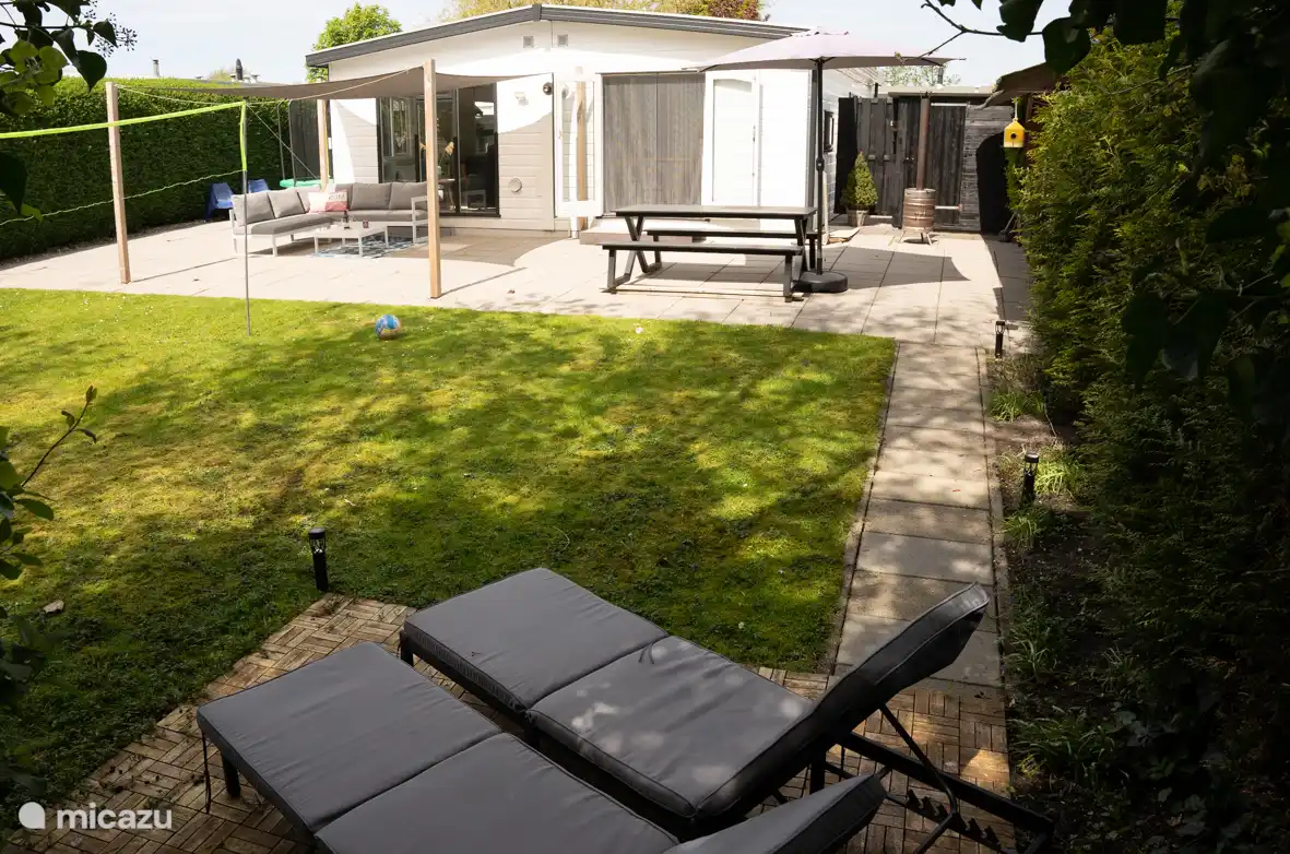 Jardin avec zones ombragées et toile d’ombrage