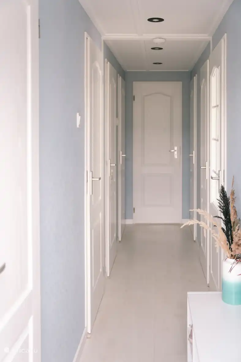 De hal met alle vertrekken.