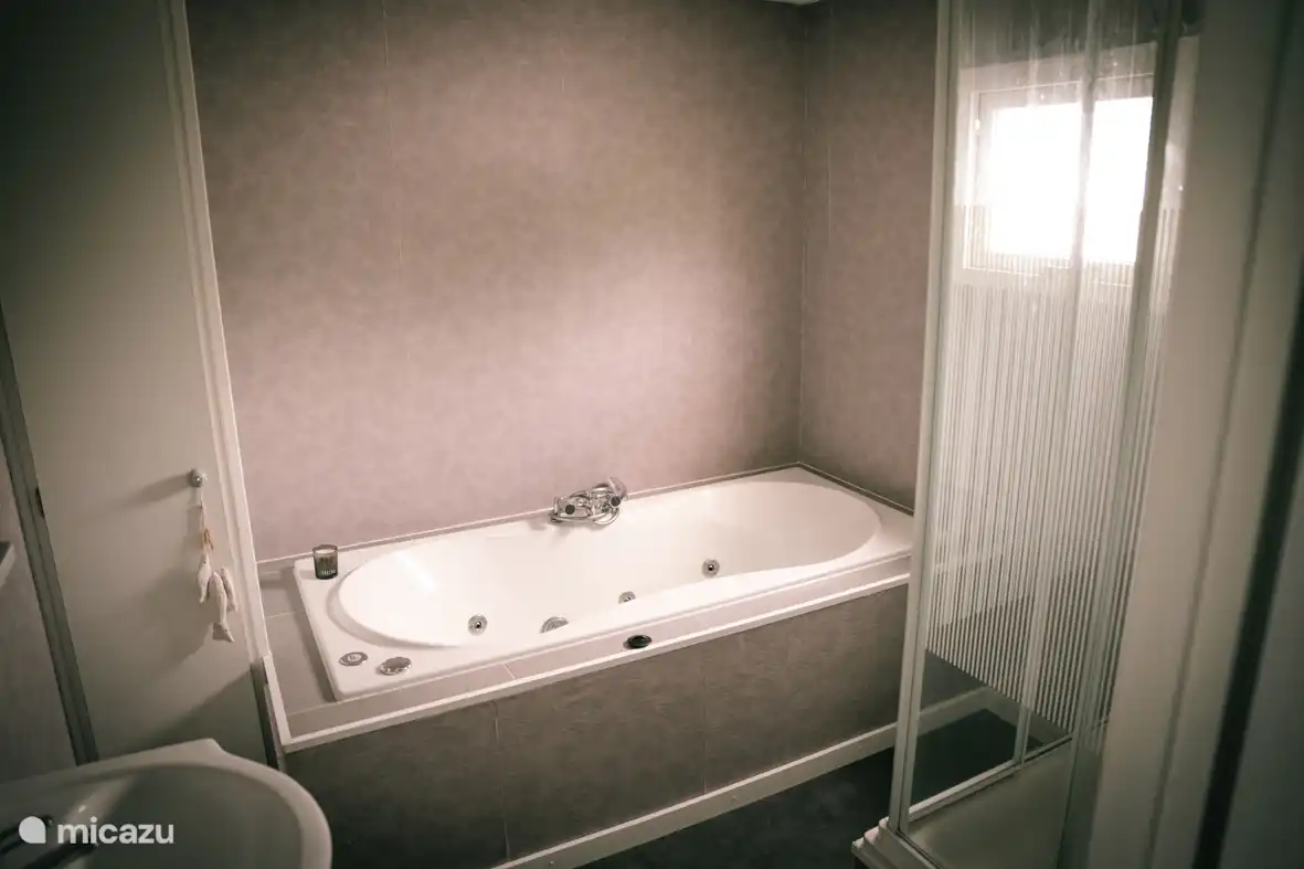 bad met jetstream / douche en wastafel / veel opbergruimte