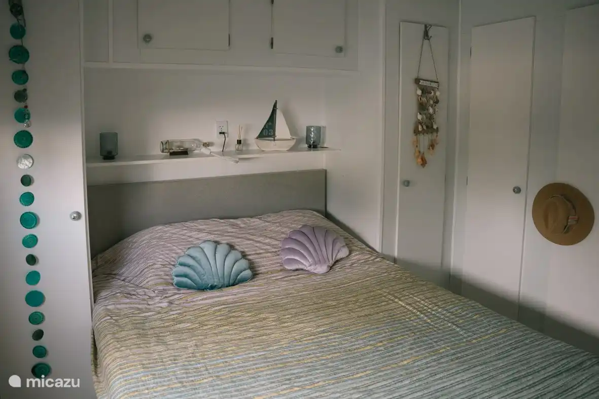 Grande chambre avec de nombreux placards de rangement