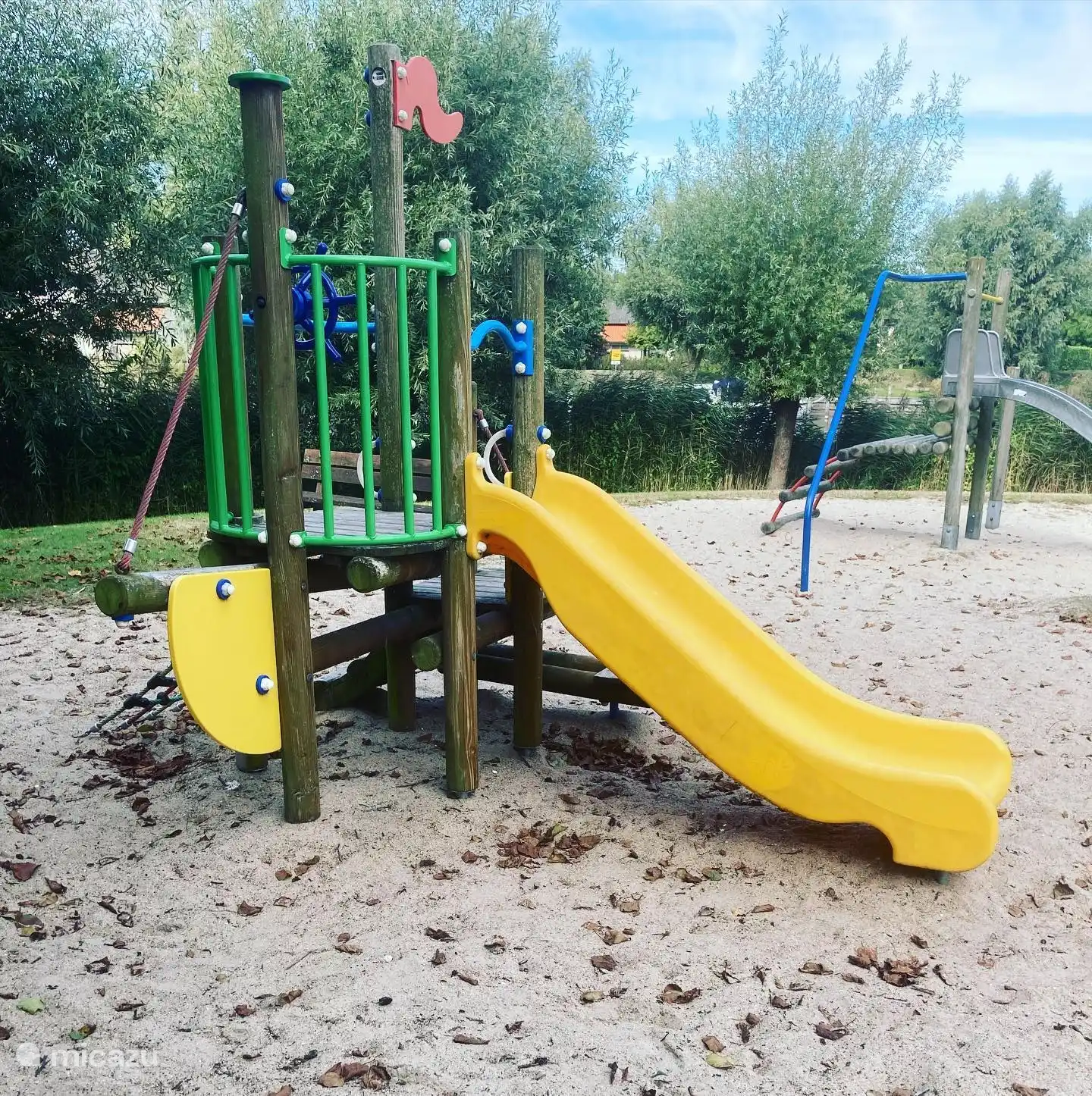 Beaucoup d’installations de jeux C’est dans le parc de bungalows derrière le chalet.