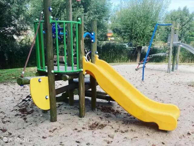 Le Ferset 15 | Pays-Bas, Frise, Makkum - chalet Beaucoup d’installations de jeux C’est dans le parc de bungalows derrière le chalet.