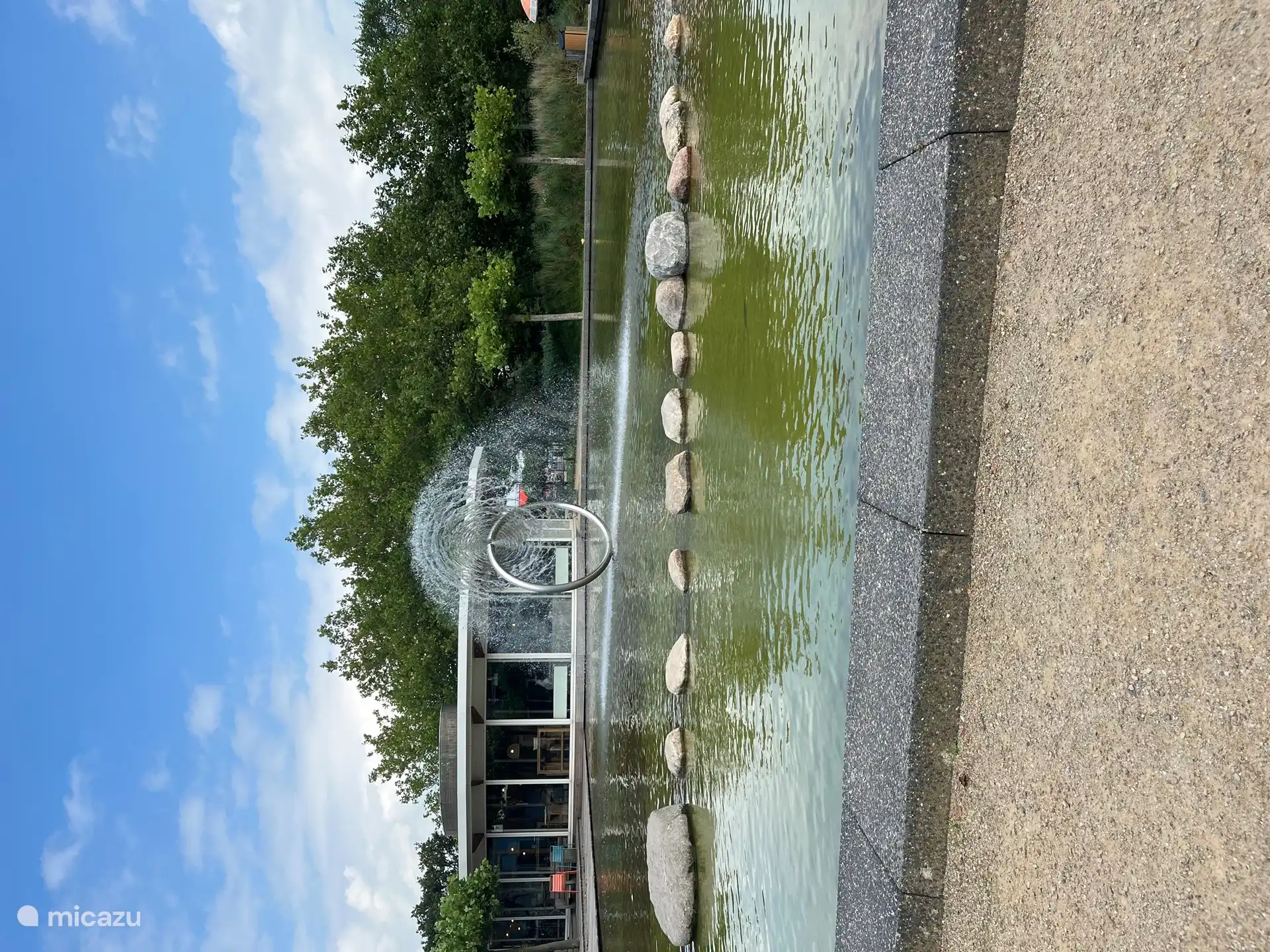 À la réception, vous pouvez également jouer à l’intérieur et à l’extérieur et il y a un programme de loisirs pendant les vacances