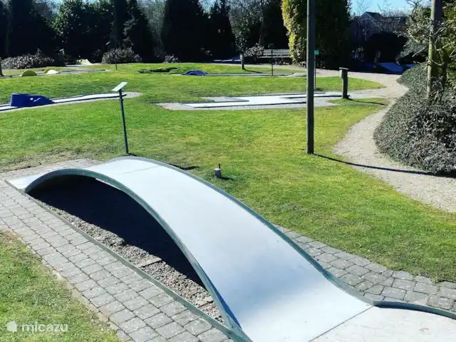 Le Ferset 15 | Pays-Bas, Frise, Makkum - chalet Derrière le chalet, vous trouverez également un parcours de golf miniature rénové