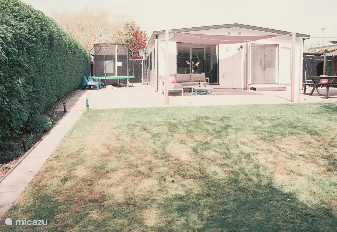 jardin privé extérieur, trampoline, siège lounge, toile d’ombrage, poêle extérieur