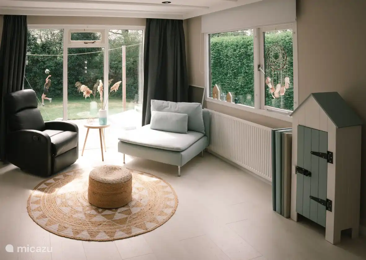 Coin lecture avec vue sur le jardin, comprenant une armoire à jeux