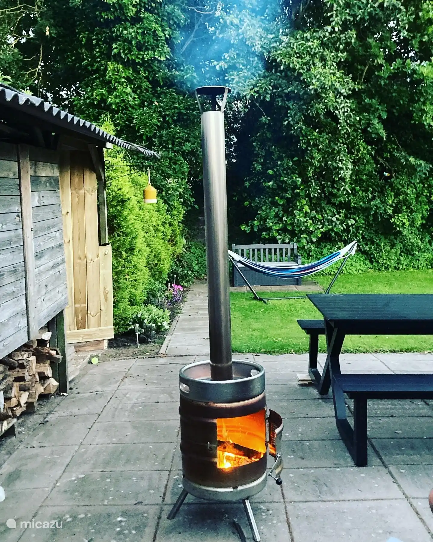 Hamac et foyer extérieur confortable