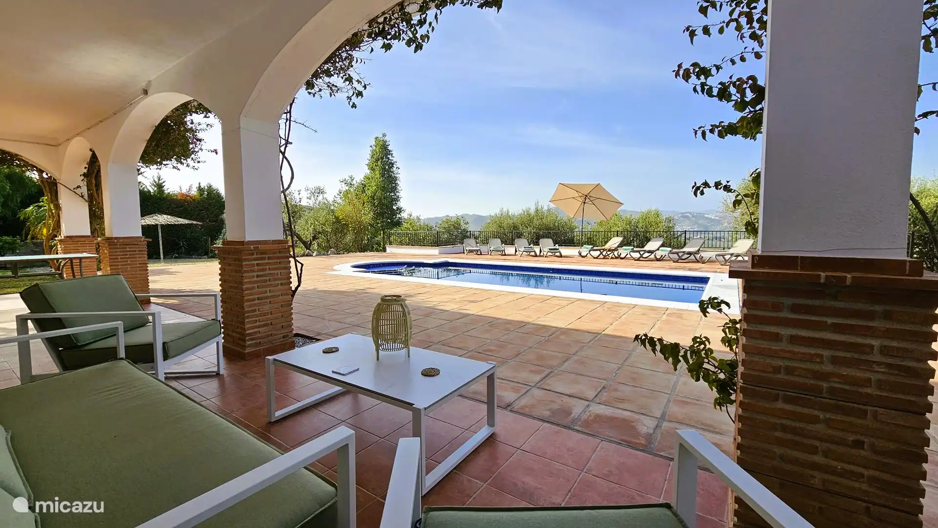 Terraza con varias zonas de descanso