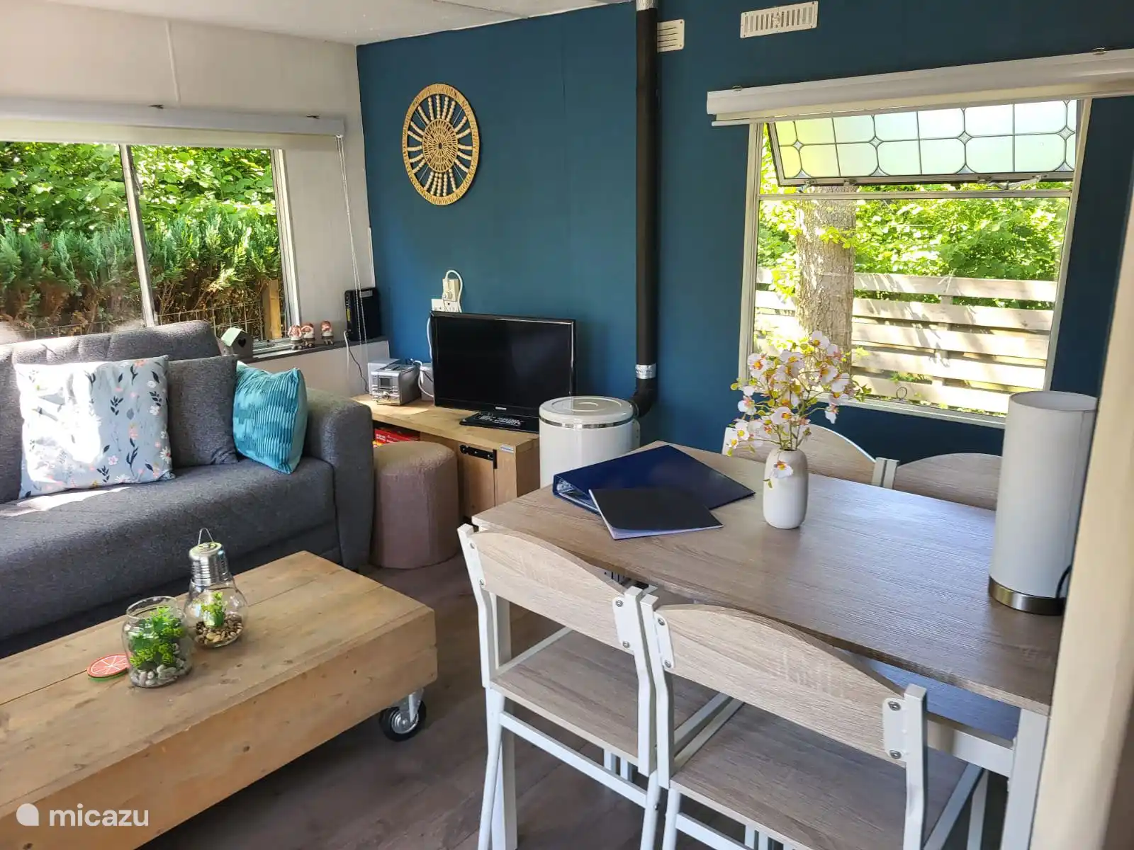 Wohnzimmer mit Essbereich und Schlafsofa 