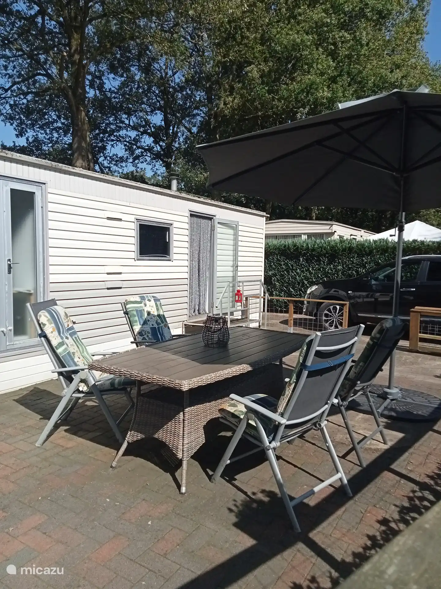 die Terrasse mit Zaun