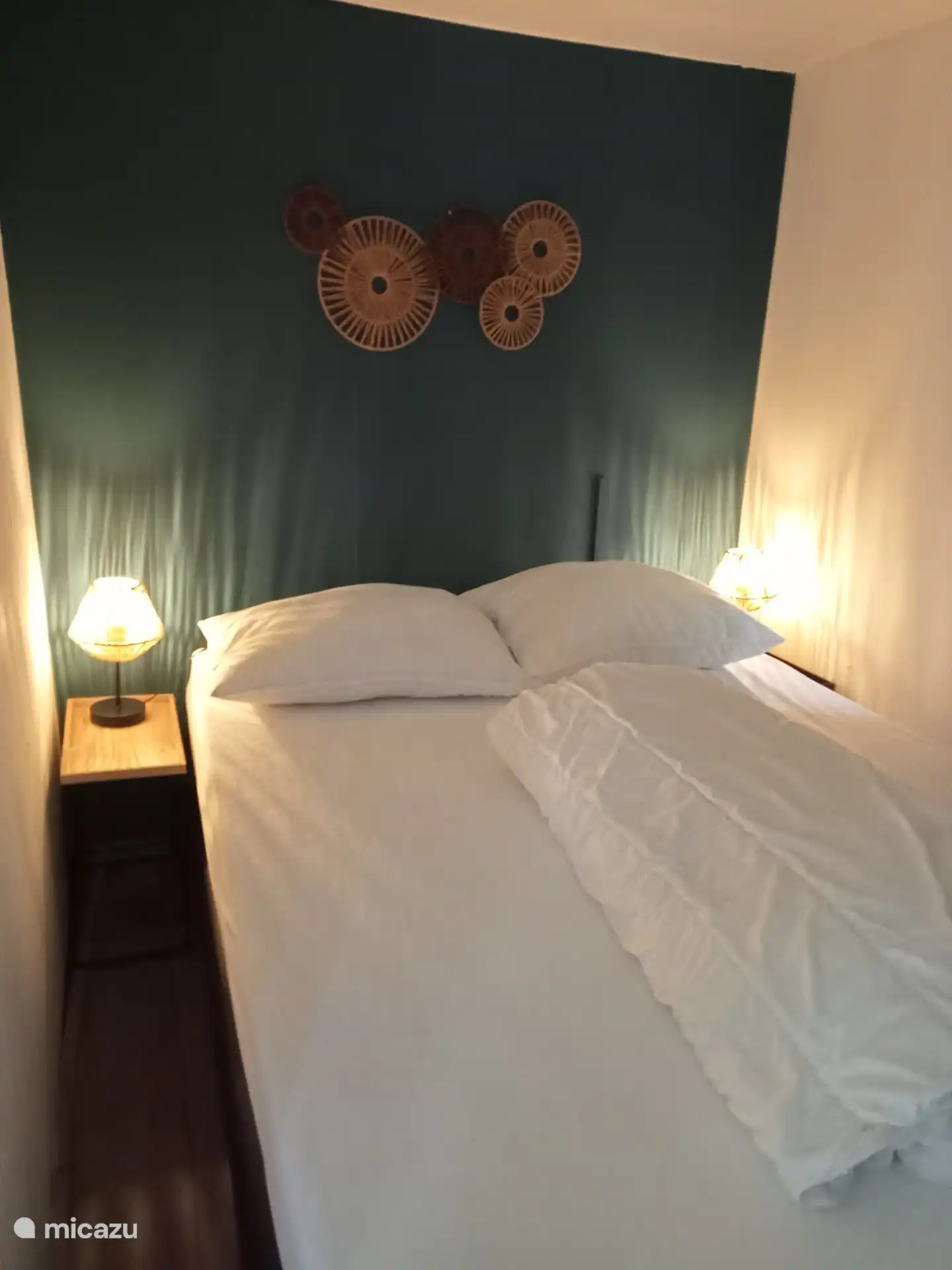 Schlafzimmer mit 2 Personen Bett