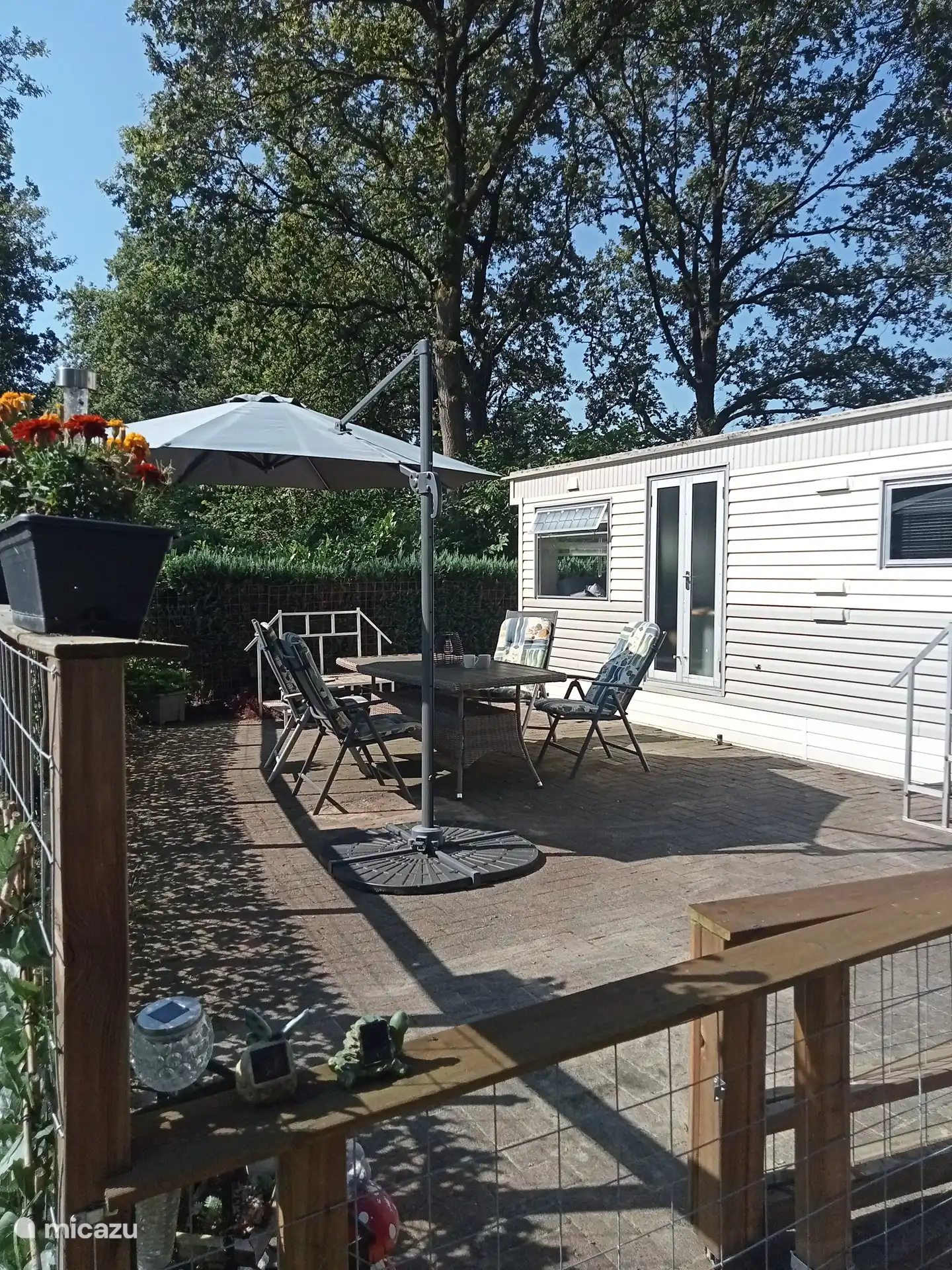 Außenbereich mit Sonnenschirm