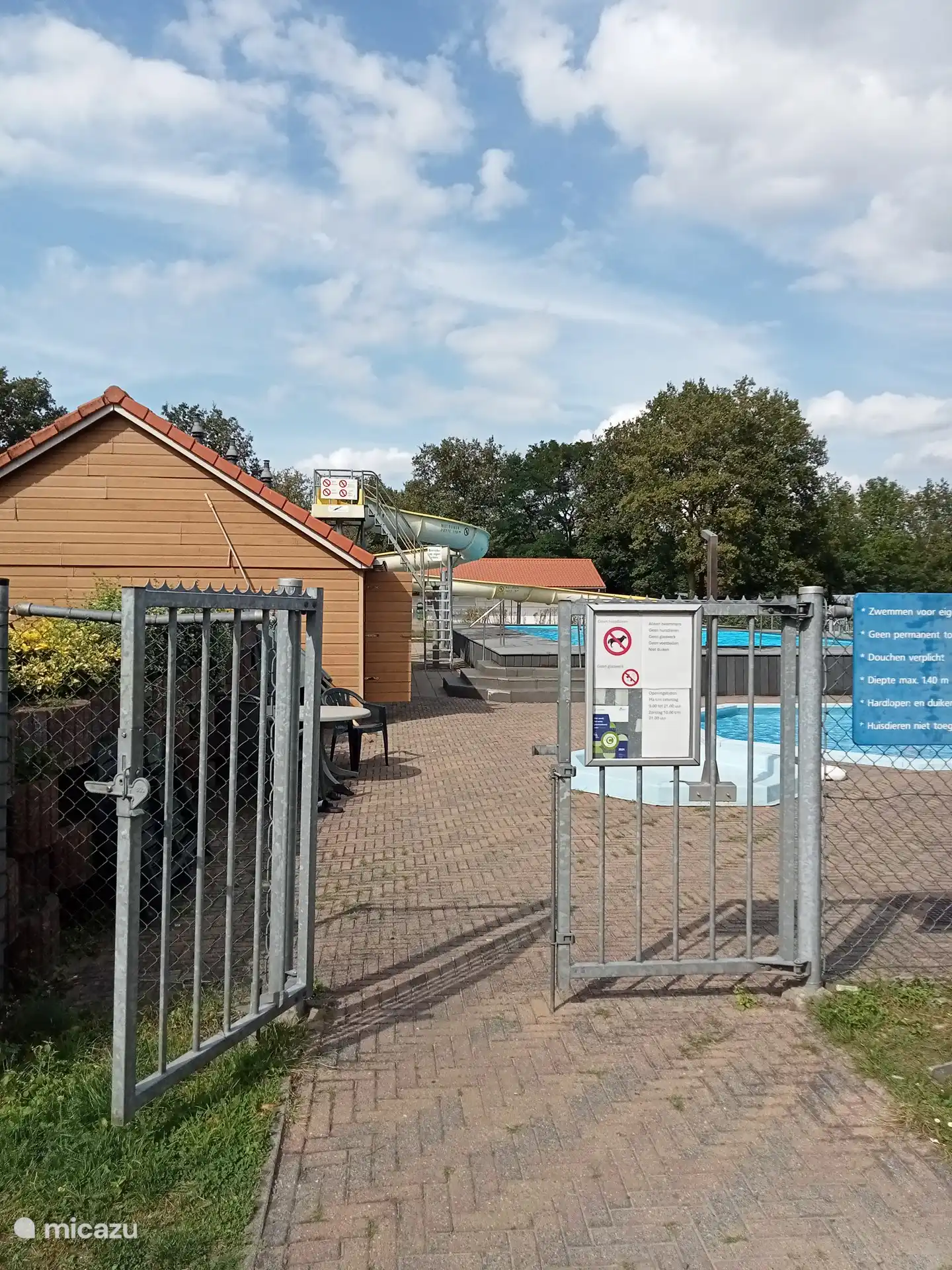 Eintritt in das Schwimmbad
jahreszeitlich