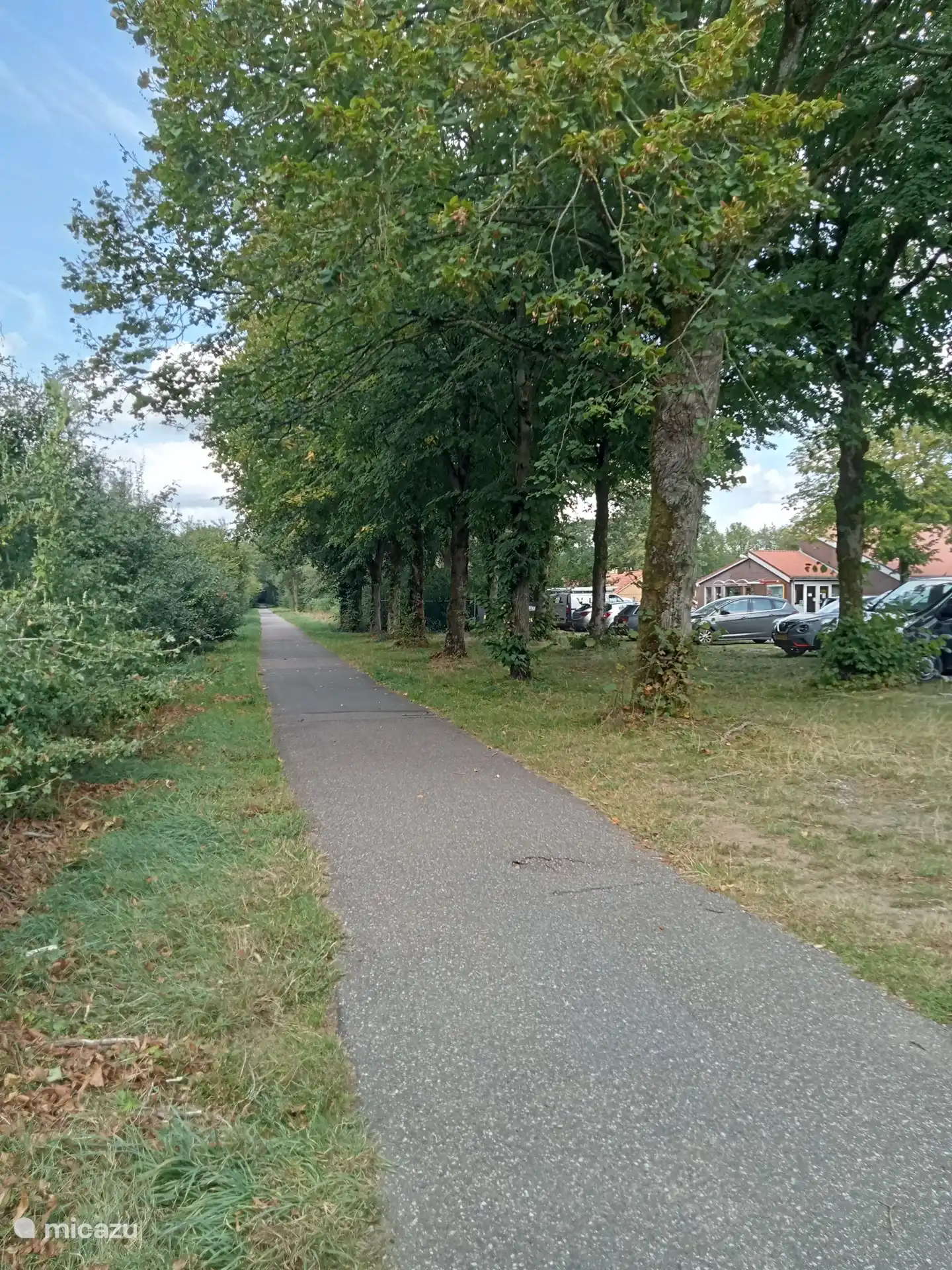 Der Weg, der hinter dem Campingplatz in der Nähe des Wohnwagens verläuft
