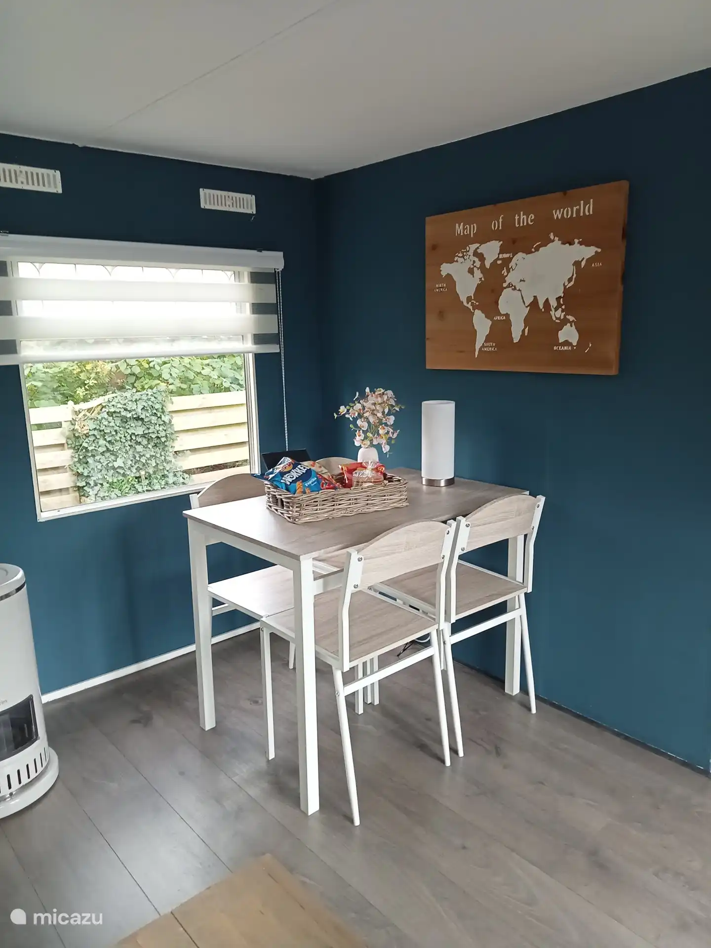 Essbereich mit 4 Stühlen 