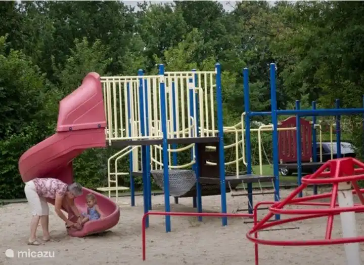 Spielplatz in der Nähe des Wohnwagens 