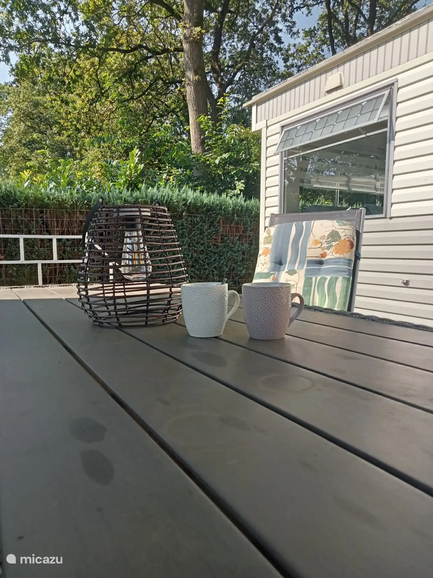 Eine leckere Tasse Kaffee auf der Terrasse