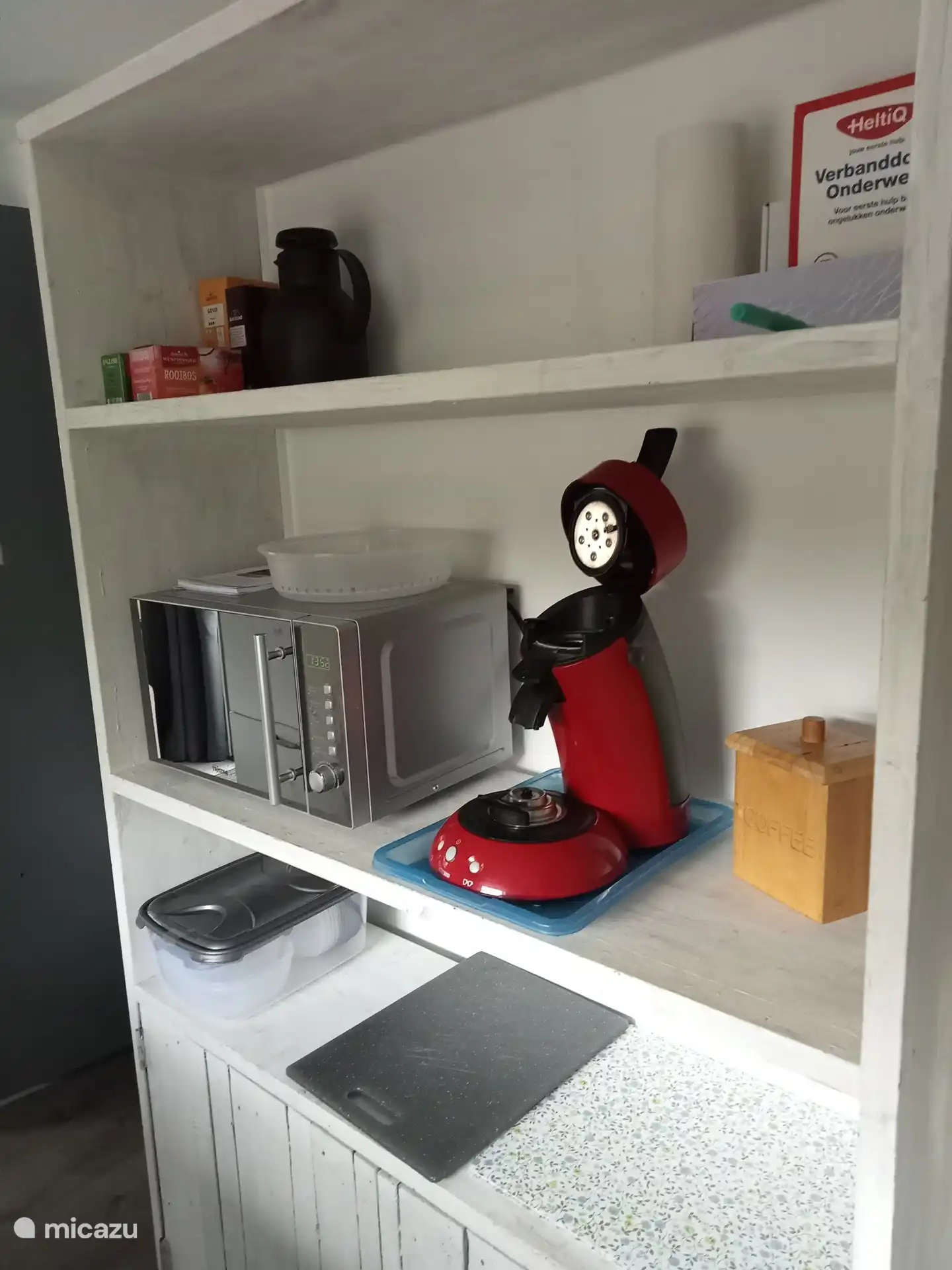 Zusätzlicher Schrank in der Küche inkl. Kombi-Mikrowelle und Senseo, Filterkaffeemaschine steht auf der Theke