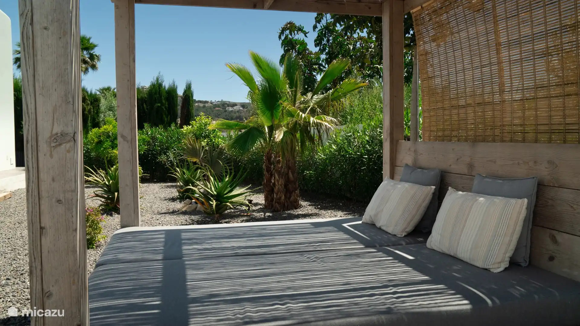 Disfruta de la cama con dosel en el jardín (casi) maduro