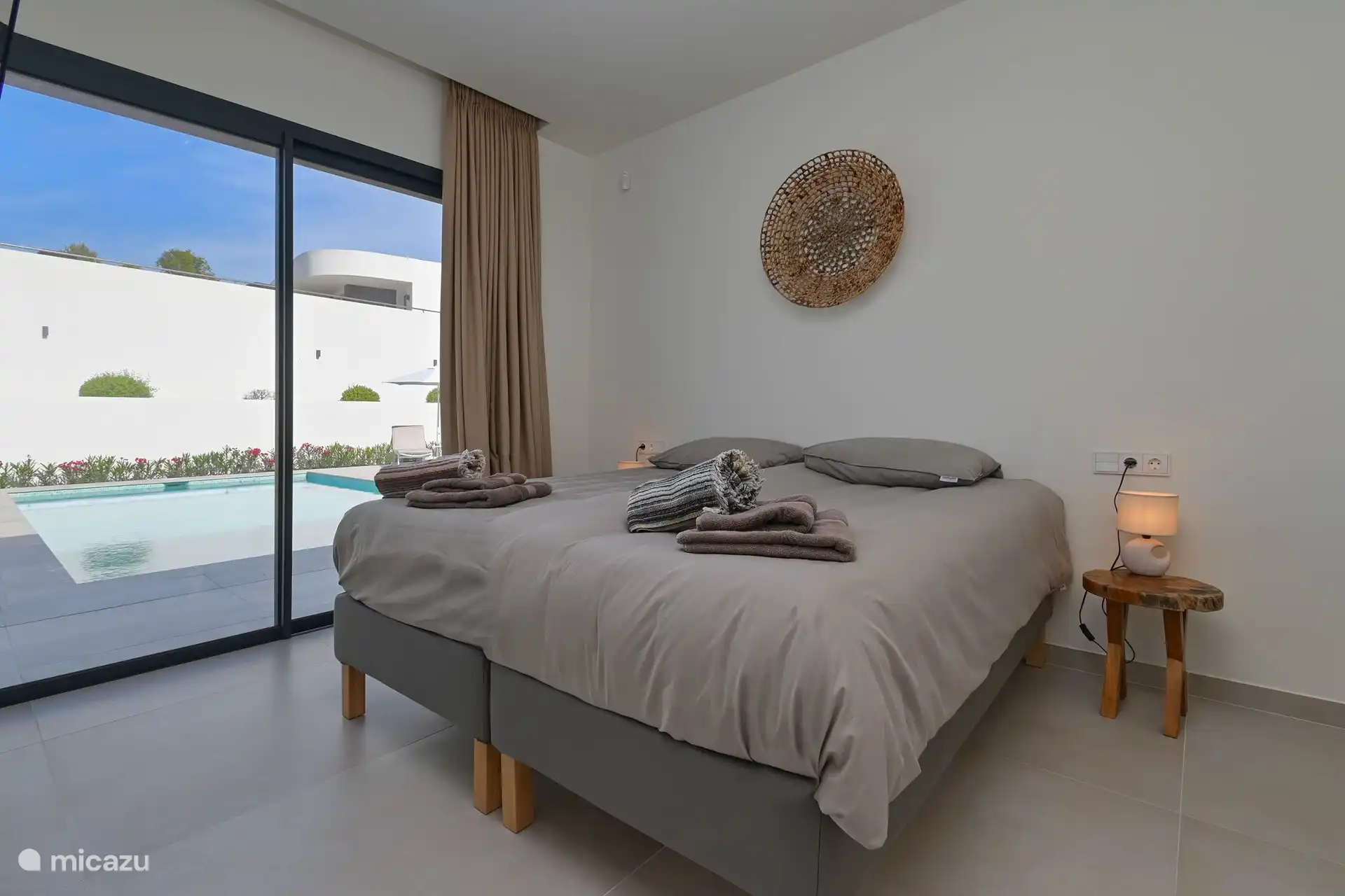 Cómoda cama doble en el dormitorio principal