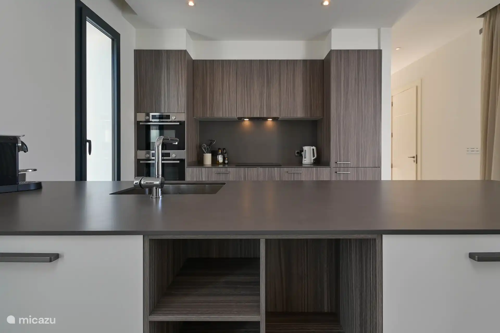 Lujosa y espaciosa cocina abierta