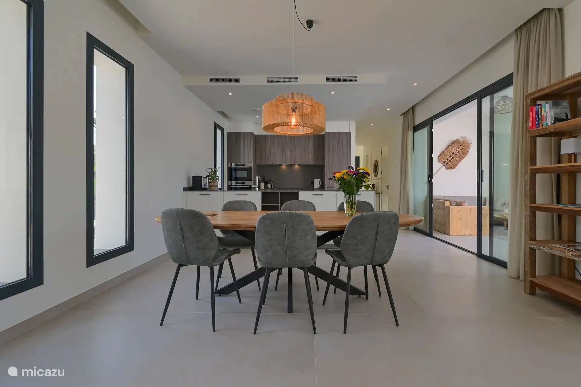 Mesa de comedor en cocina abierta