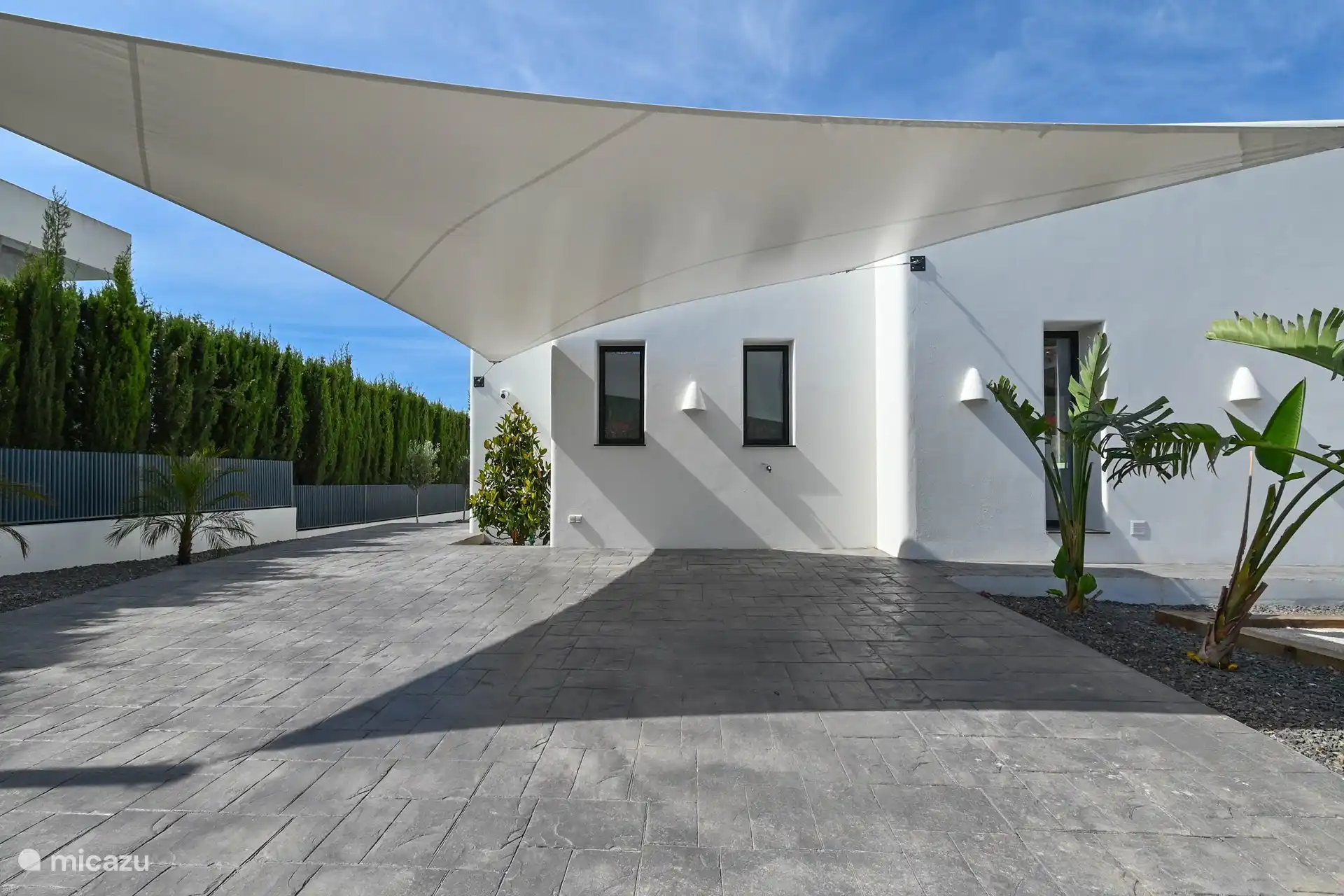 Parking cubierto para 2 coches con punto de recarga para coche eléctrico