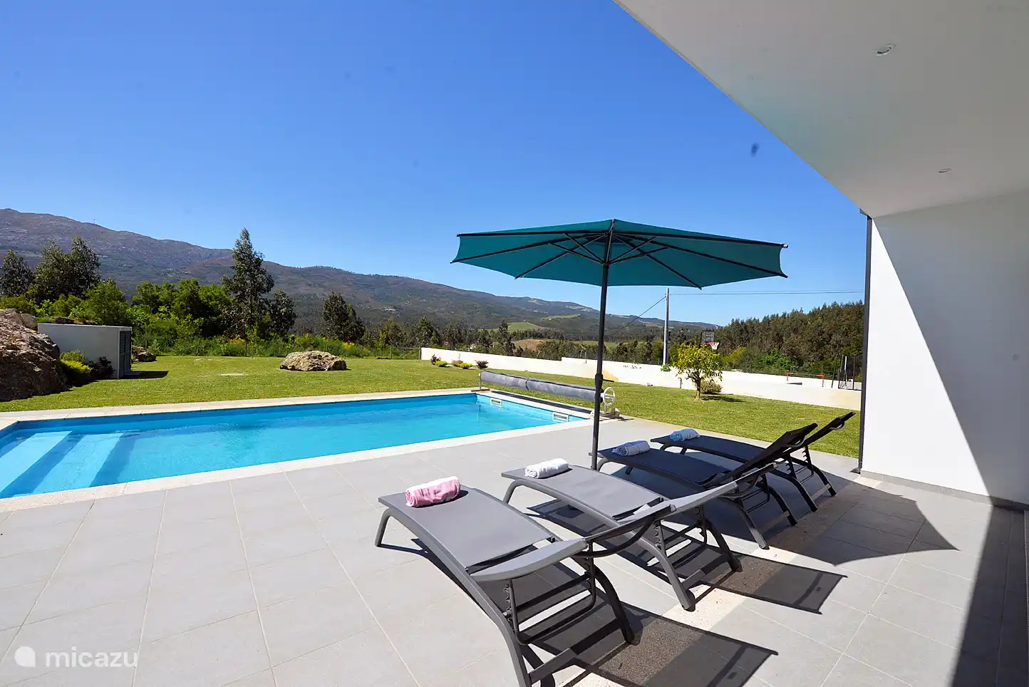 Schwimmbad mit Liegestühlen