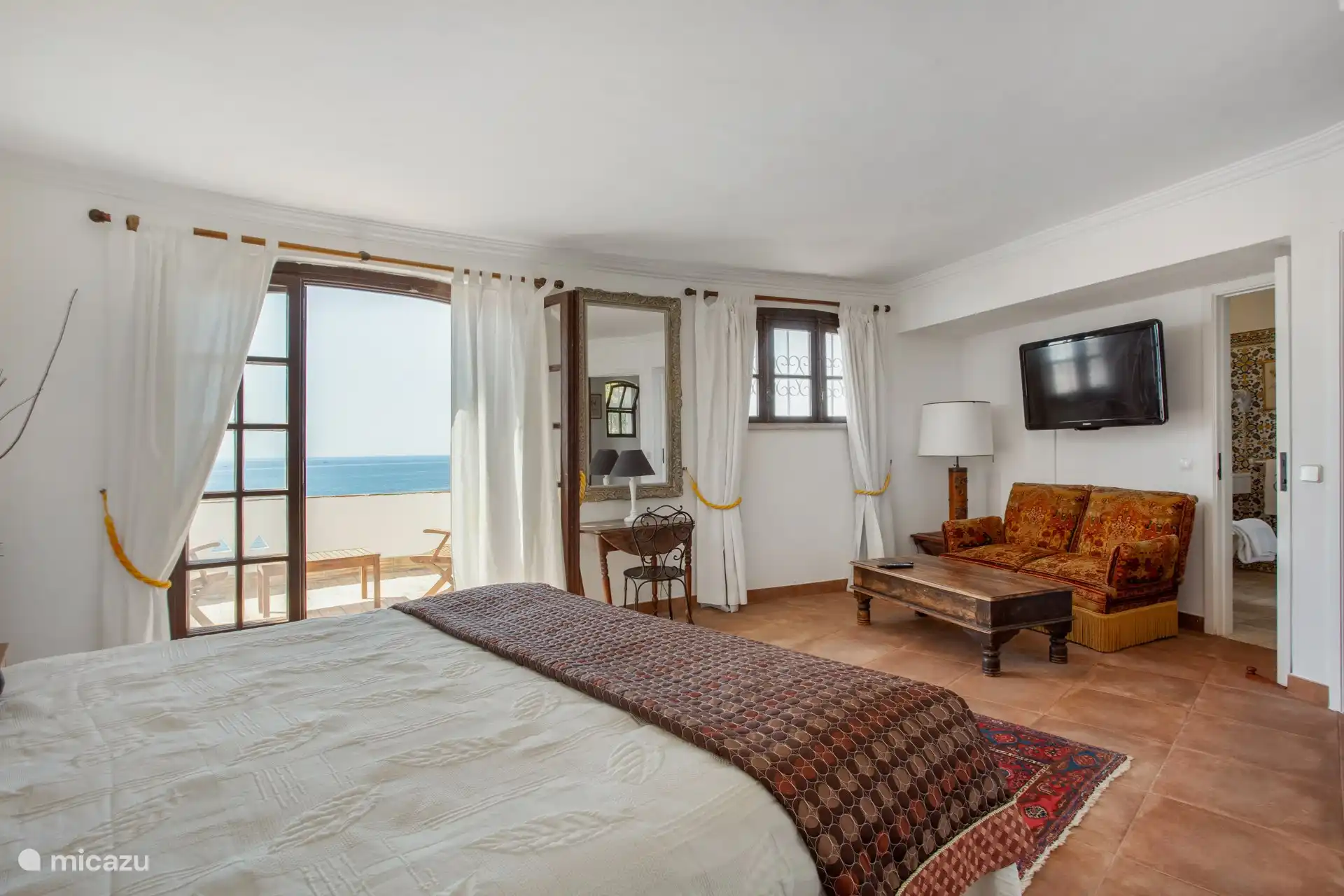 Dormitorio con puertas que dan a la terraza