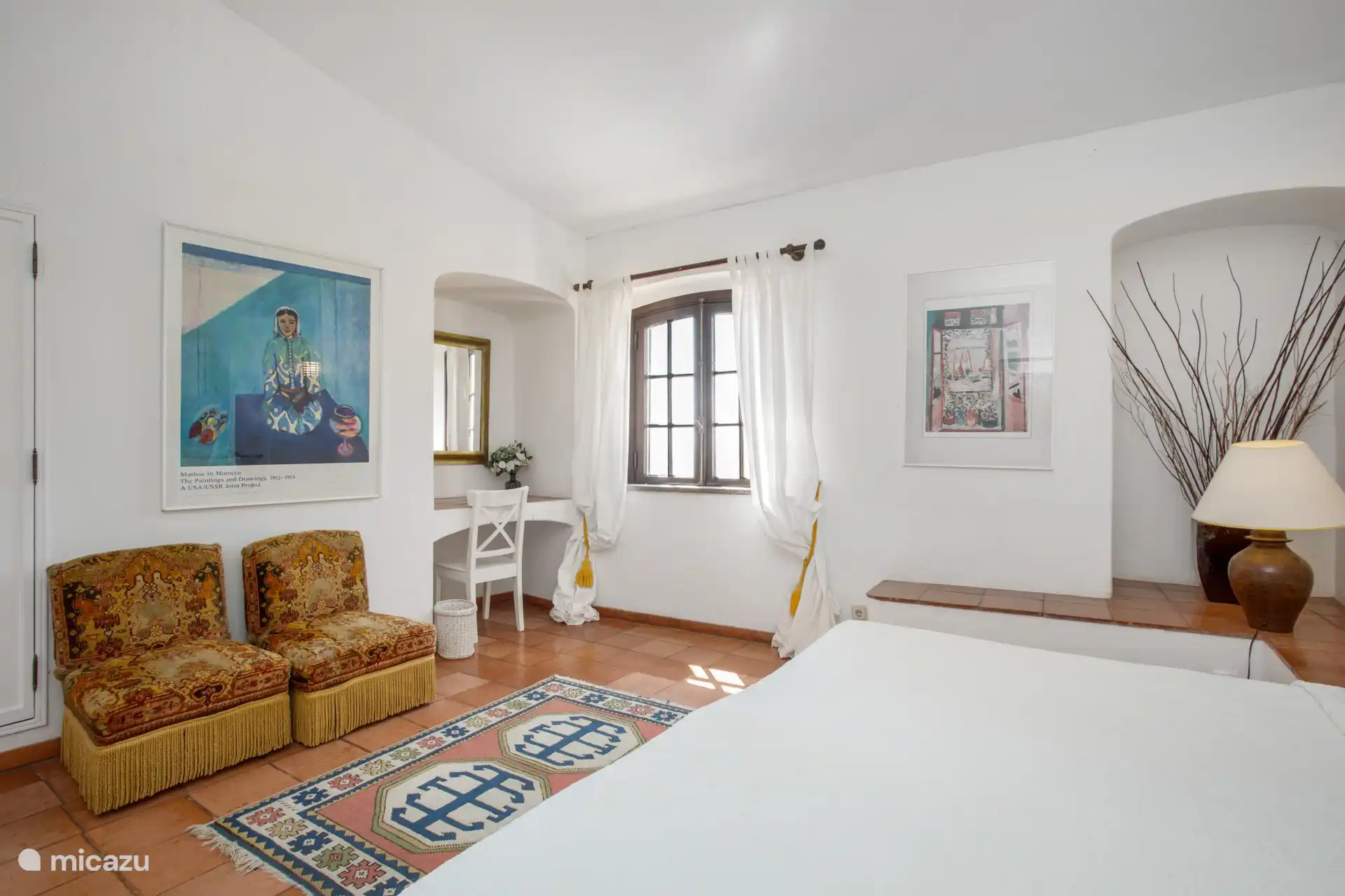 Dormitorio con asientos