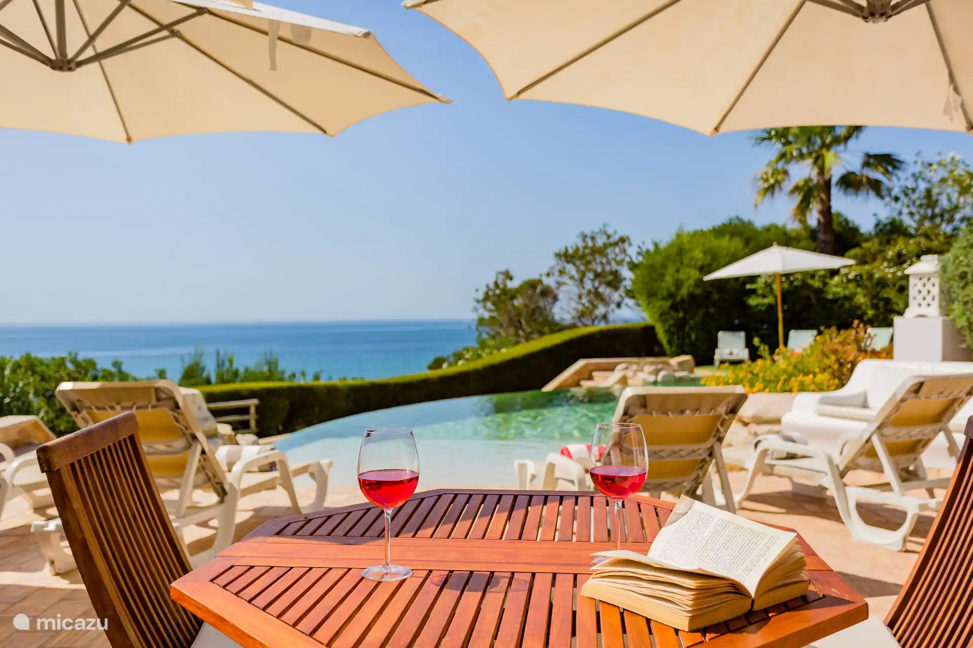 Asiento junto a la piscina