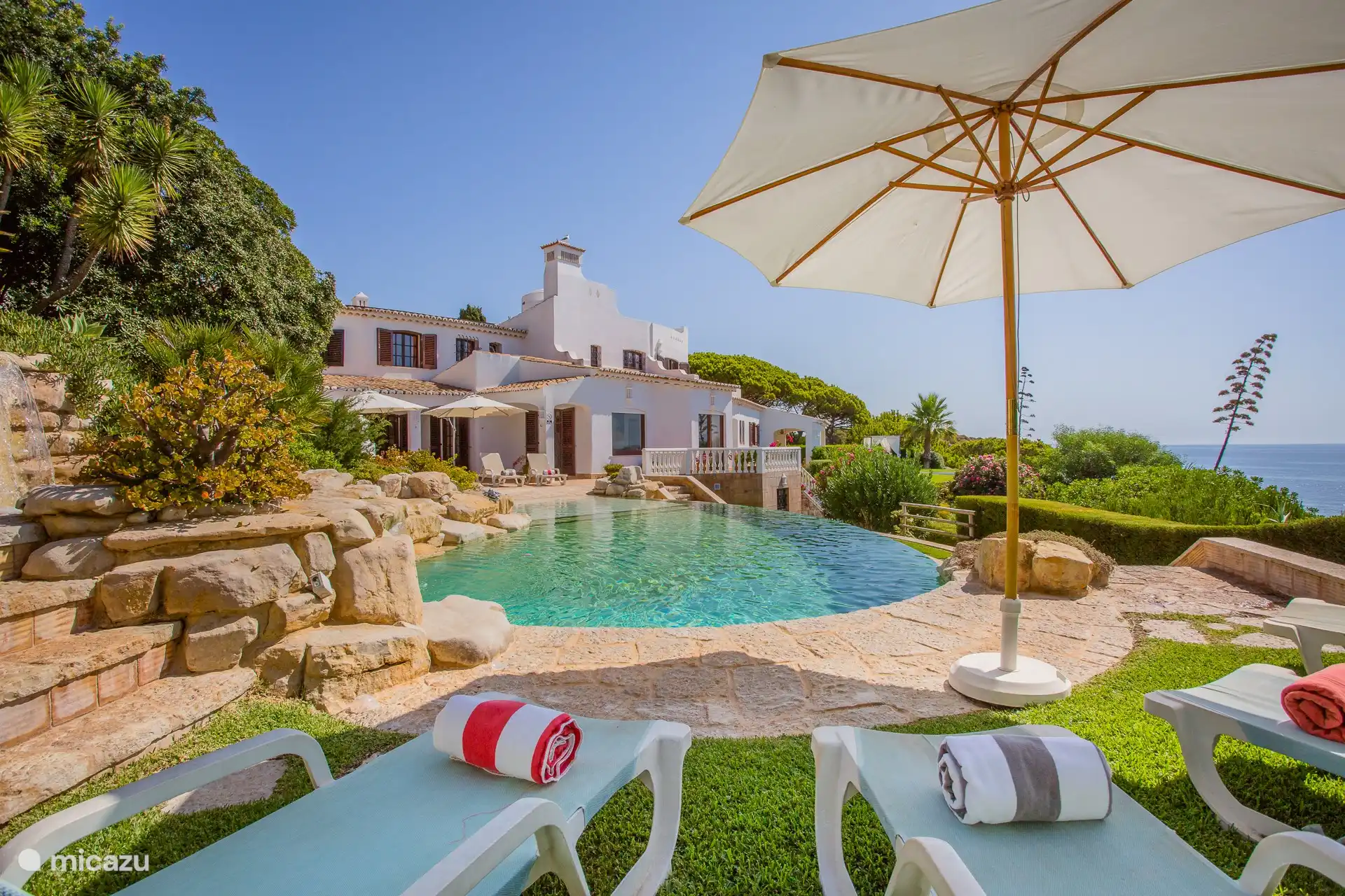 Piscina con tumbonas