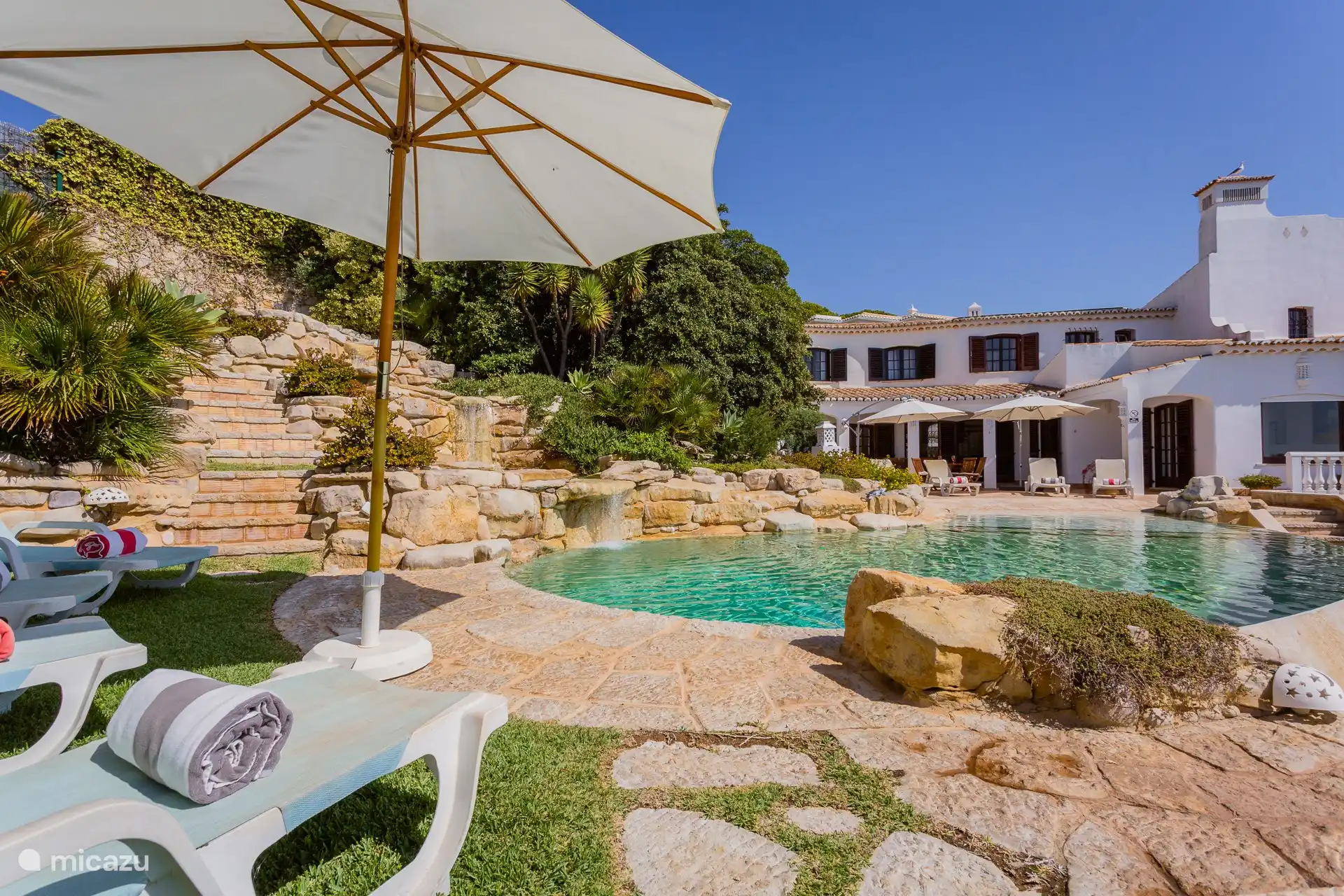 Piscina con tumbonas