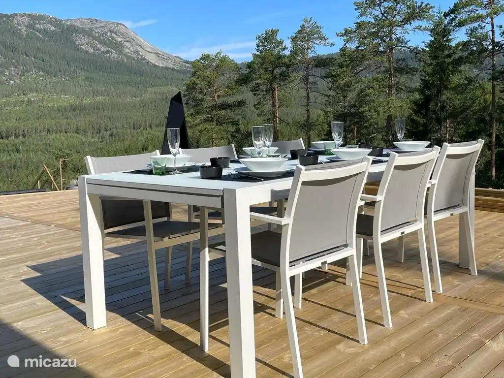 Salle à manger sur la grande terrasse