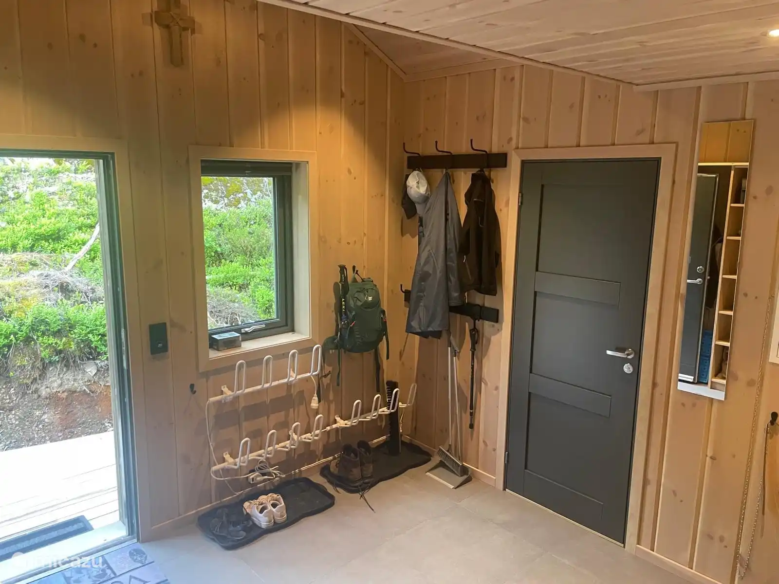 Vestiaire d’entrée avec toilettes