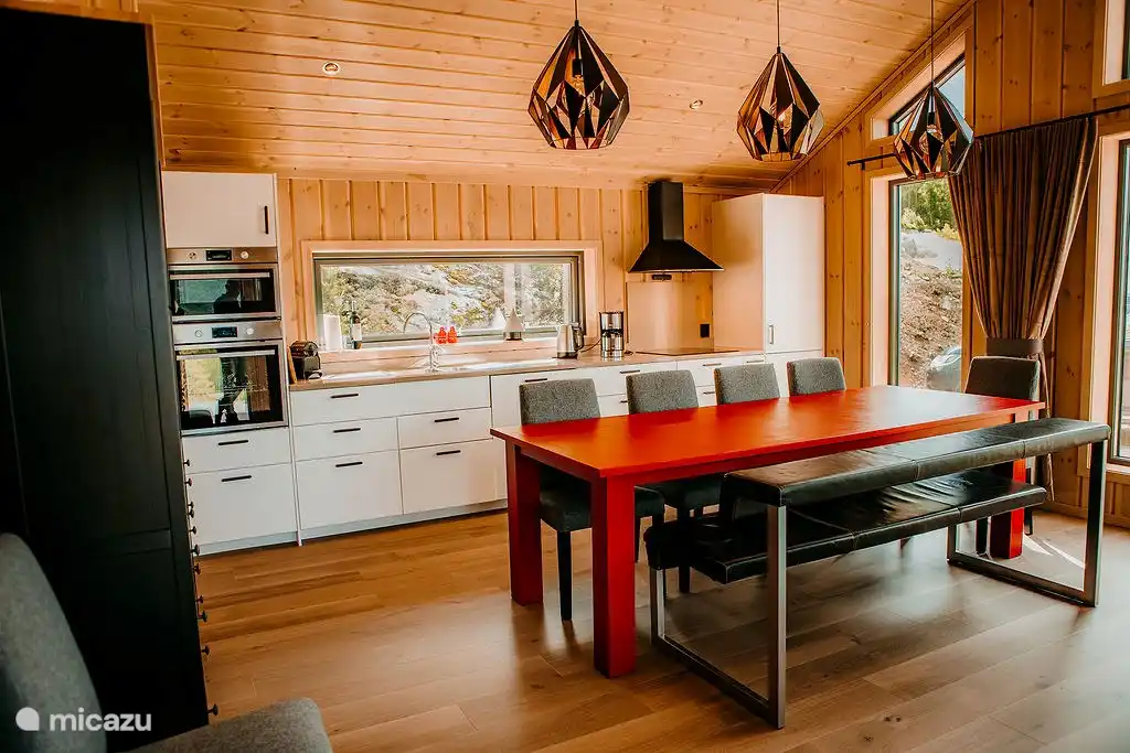 Salle à manger et cuisine ouverte