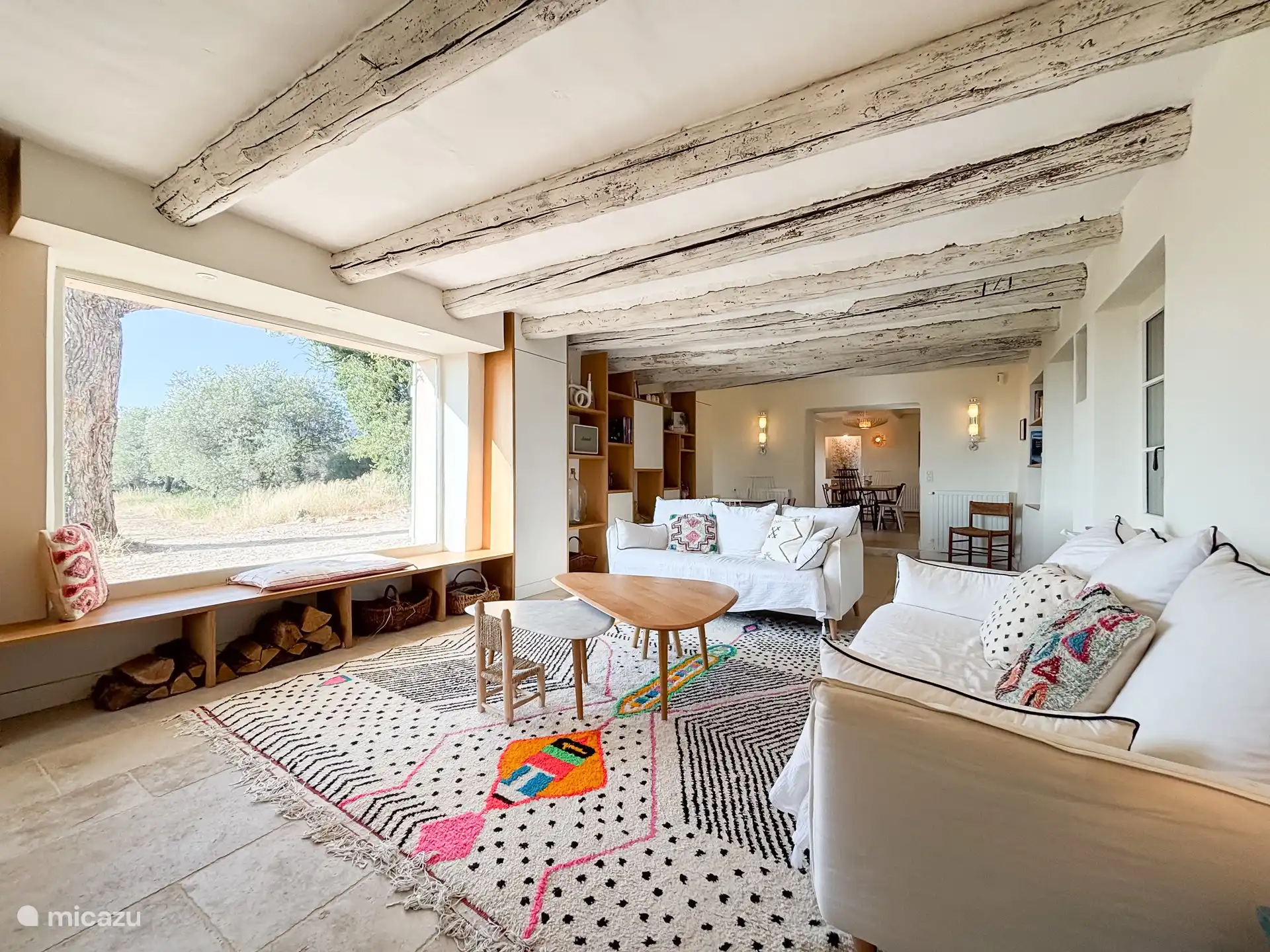 Wohnzimmer mit Blick auf den hinteren Garten und die Weinberge