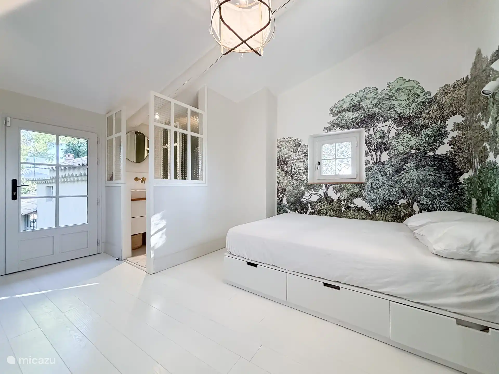 Raum im Hauptgebäude mit externem Zugang