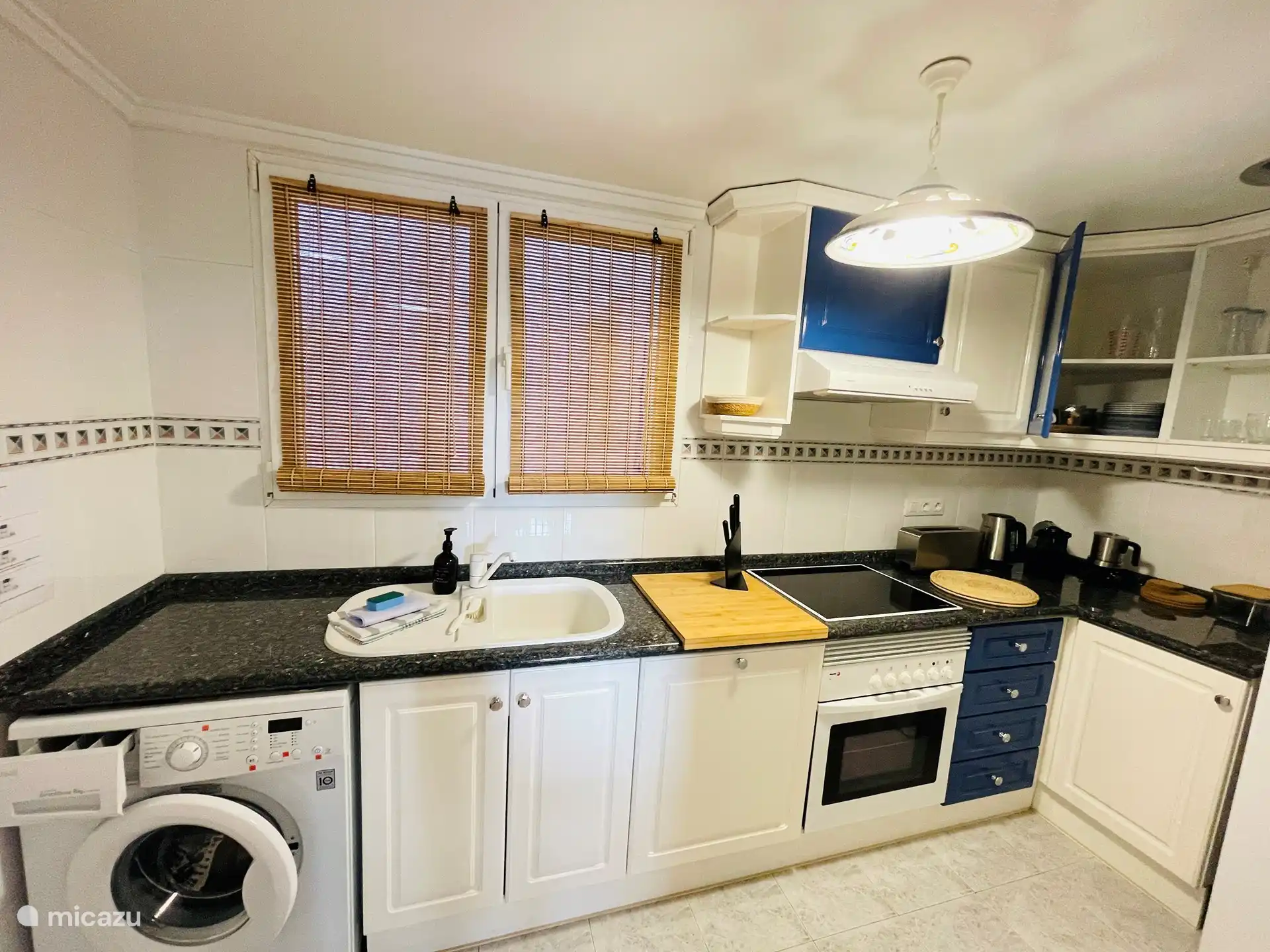 Die geschlossene Küche mit allen notwendigen Geräten.