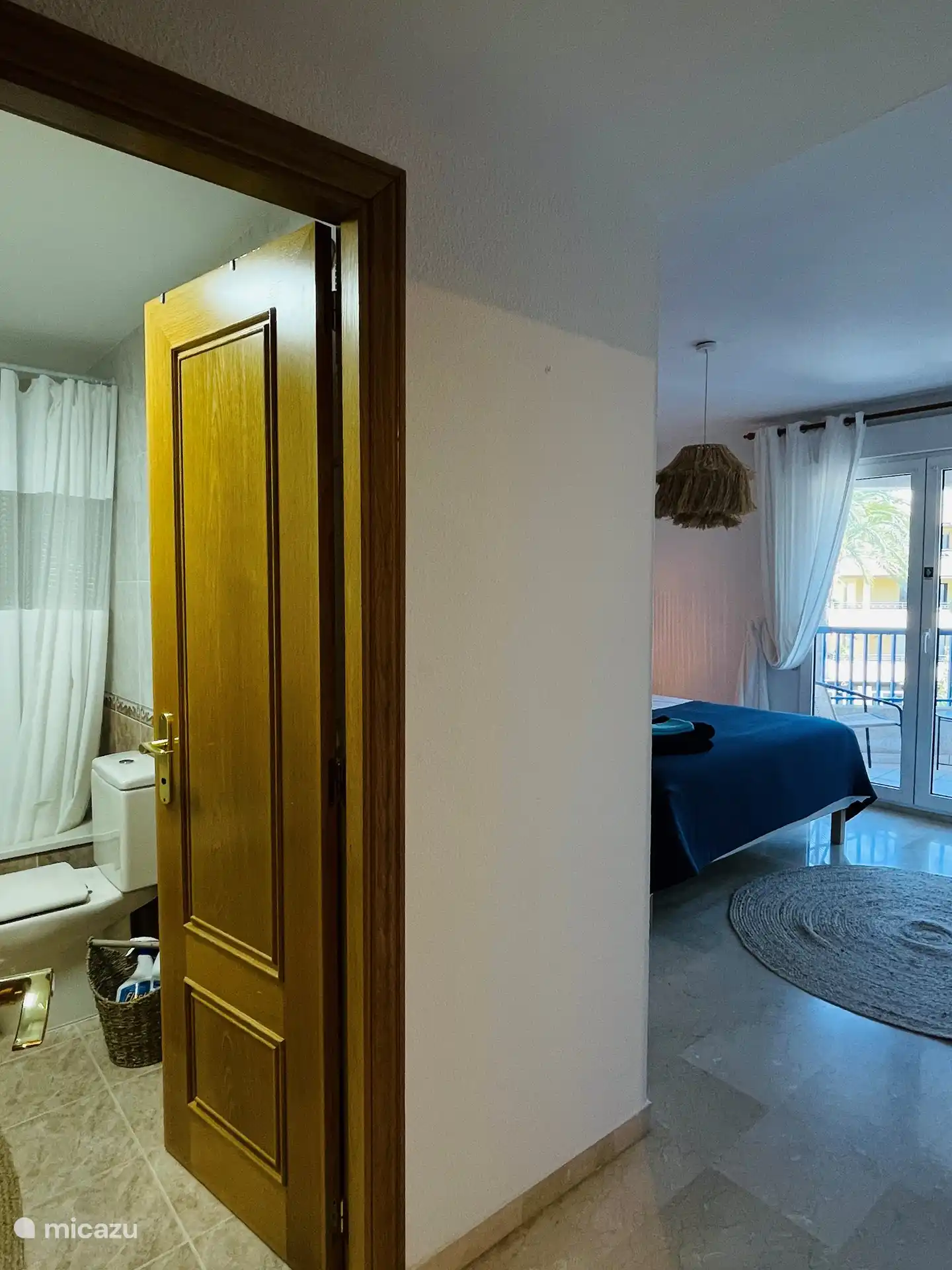 Hauptschlafzimmer mit eigenem Bad.