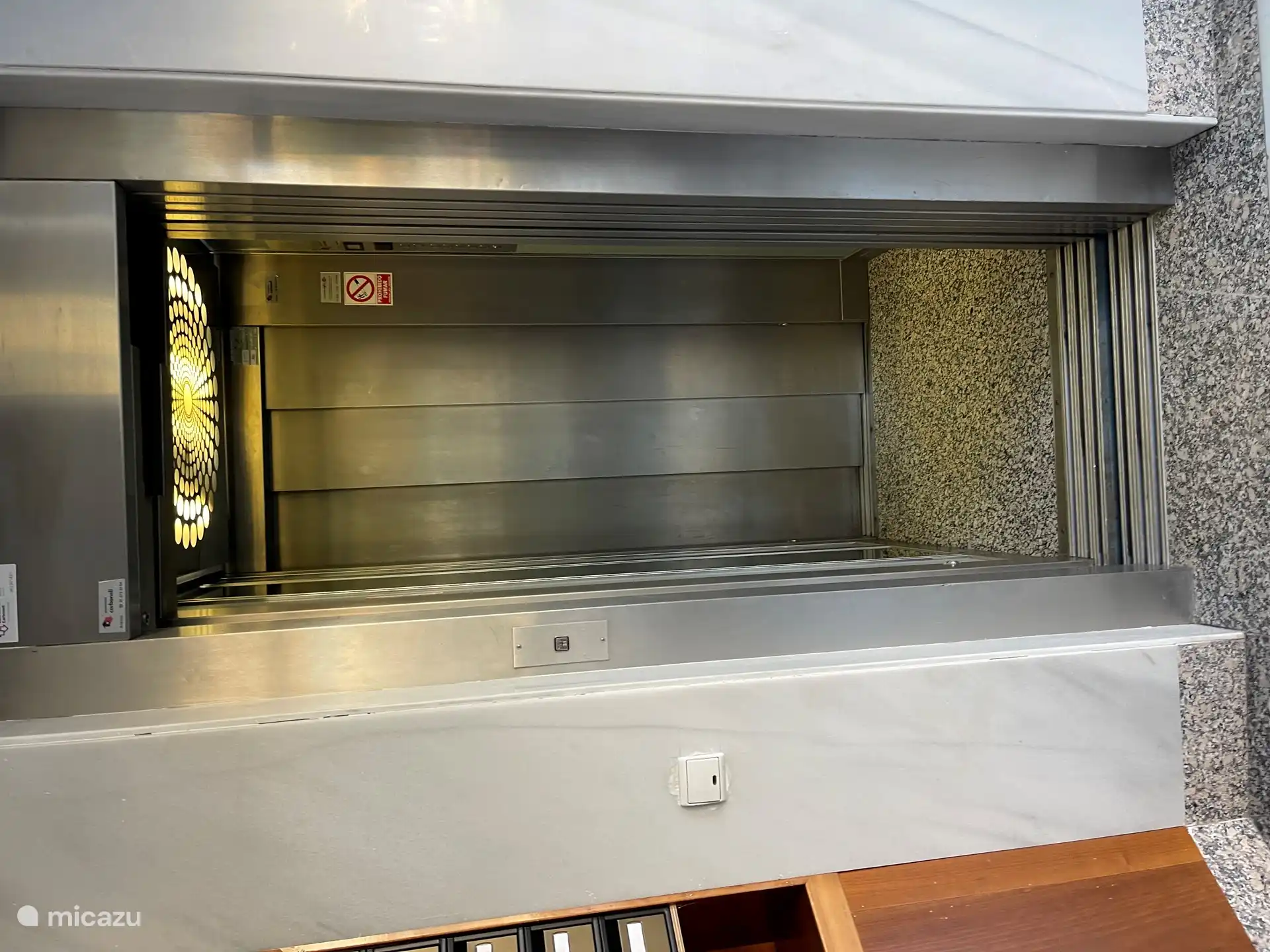 Die Wohnung (im zweiten Stock) ist auch für Behinderte über den Aufzug gut erreichbar. 