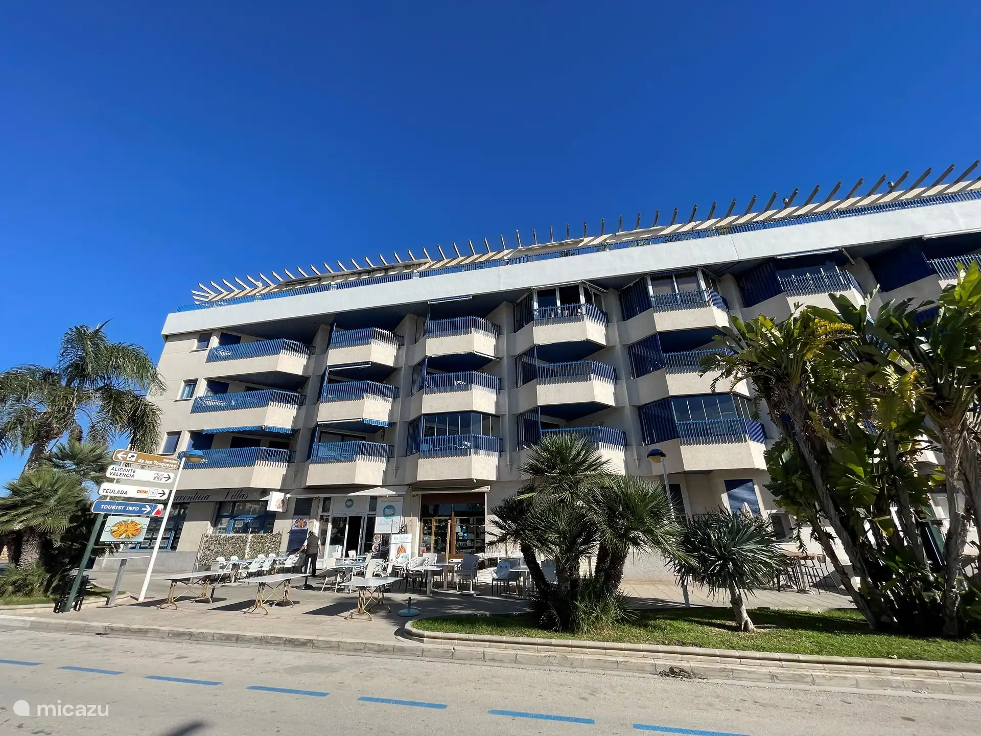 Die Wohnung liegt auf der Sonnenseite, hat die Sonne von 12 Uhr mittags bis Sonnenuntergang.