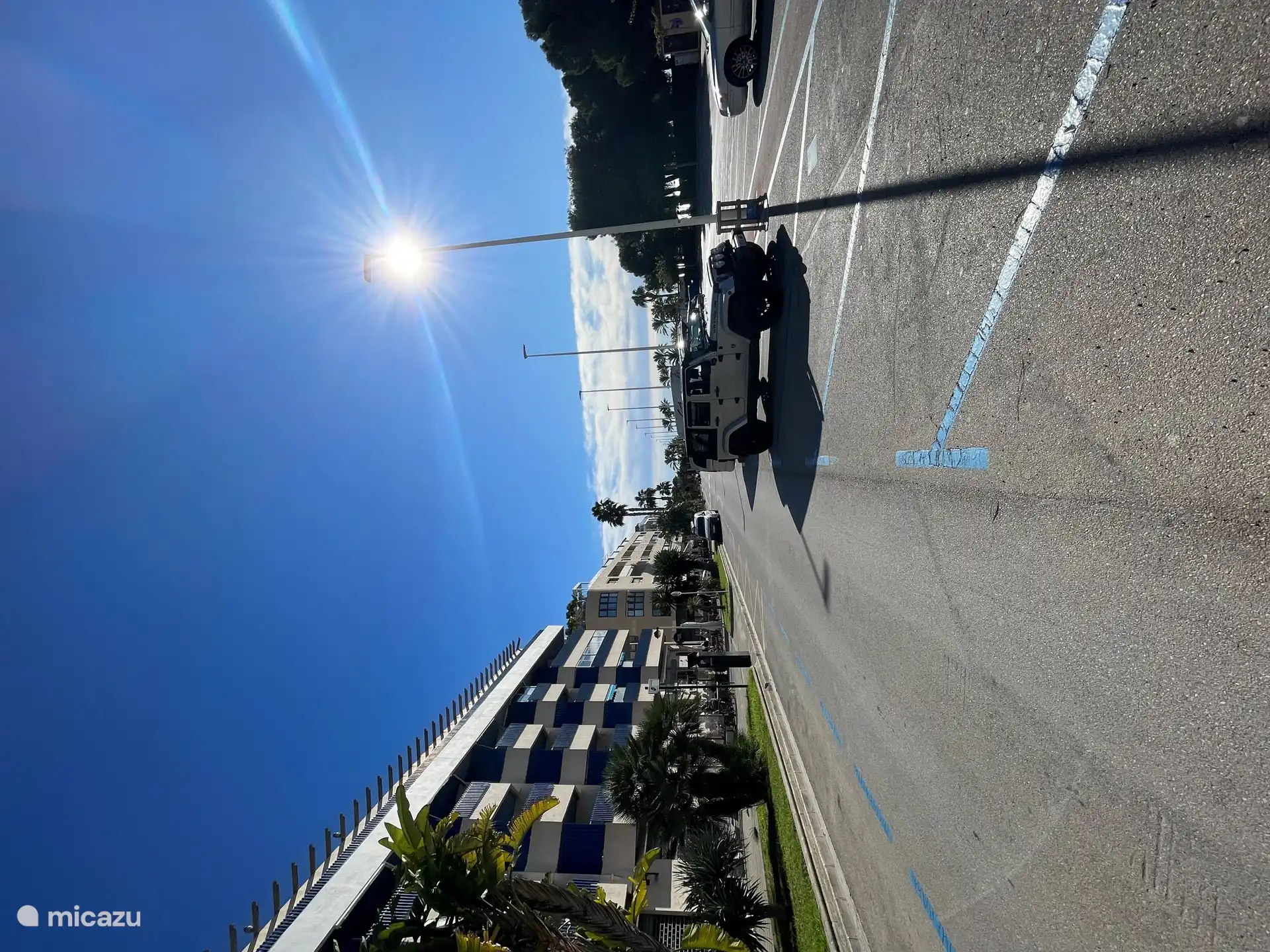 Ausreichend Parkplätze (blaue Zone) vor der Tür. In den Sommermonaten ist das Parken nicht kostenlos, aber kostenlose Parkplätze gibt es um die Ecke, auf dem großen Parkplatz.